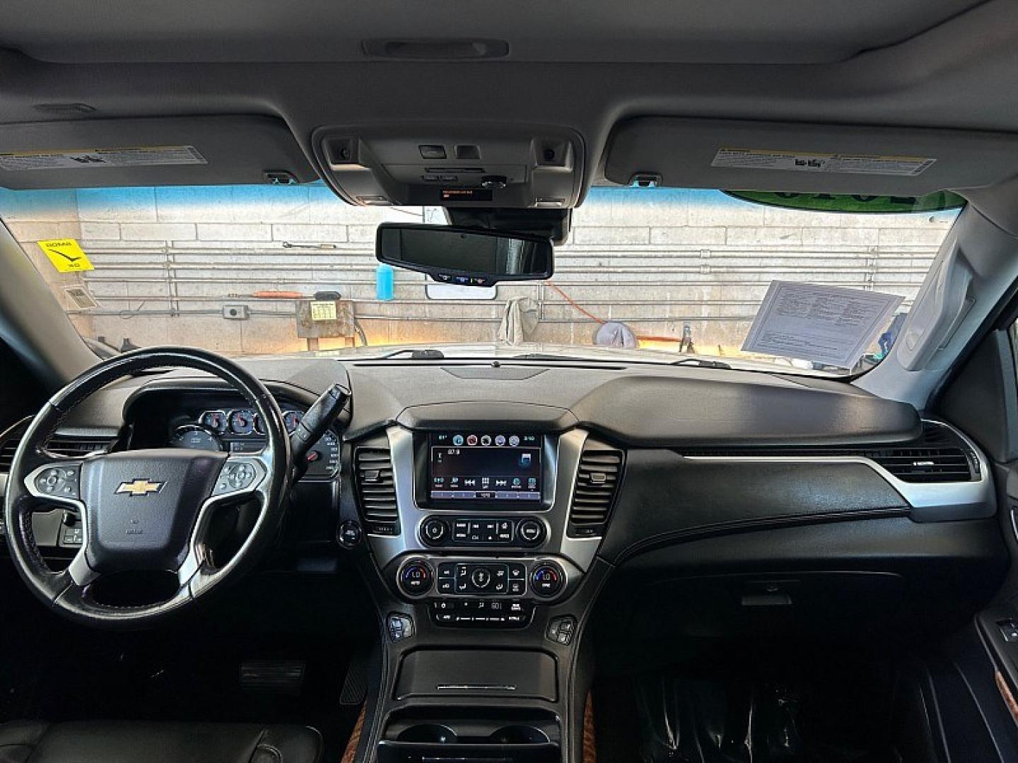 2016 WHITE Chevrolet Suburban (1GNSCJKC4GR) with an V8 EcoTec3 5.3 Liter engine, Automatic 6-Spd w/Overdrive transmission, located at 412 Auto Vista Drive, Palmdale, 93551, (661) 945-0620, 34.592636, -118.136681- Photo#24