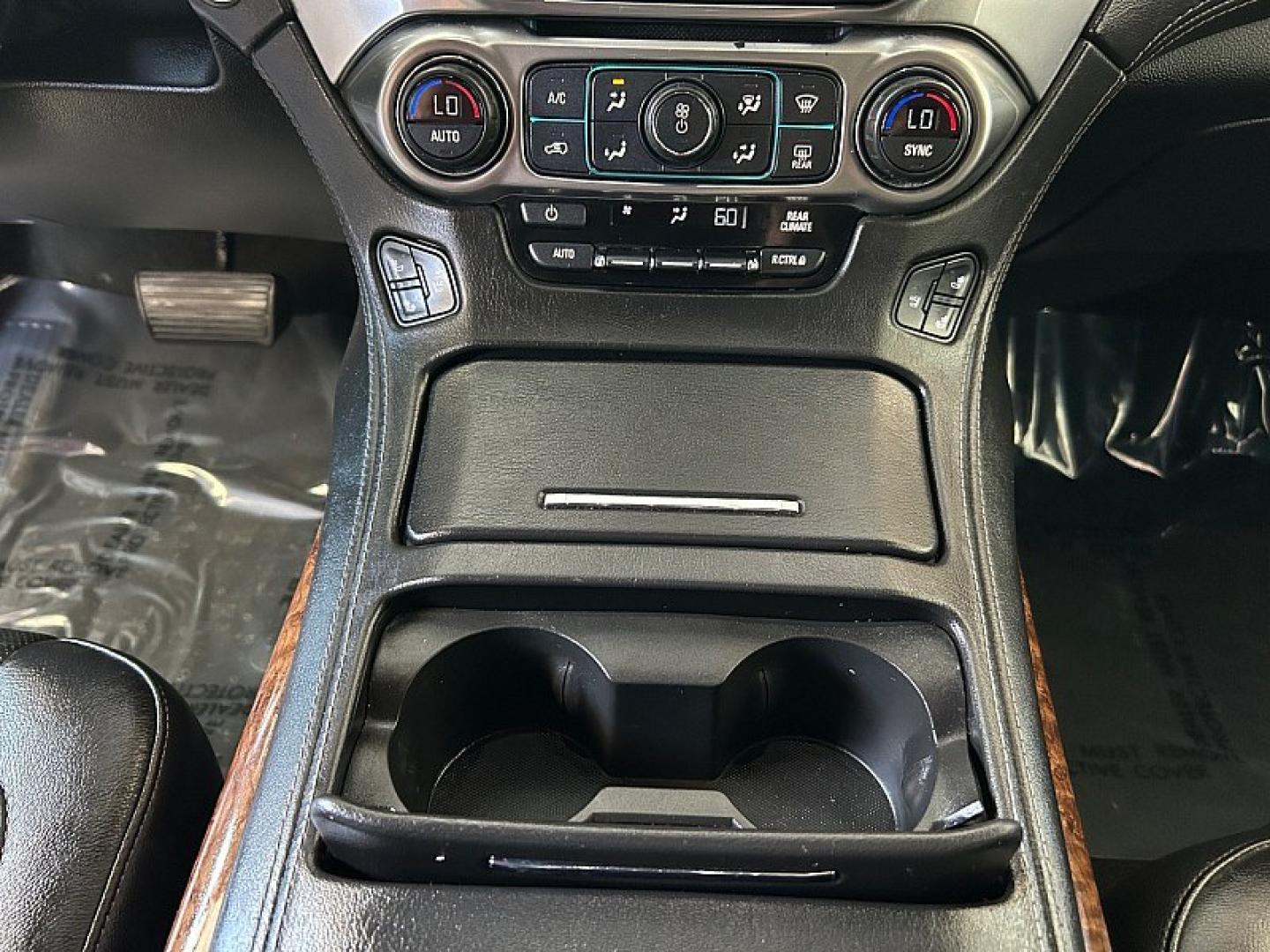2016 WHITE Chevrolet Suburban (1GNSCJKC4GR) with an V8 EcoTec3 5.3 Liter engine, Automatic 6-Spd w/Overdrive transmission, located at 412 Auto Vista Drive, Palmdale, 93551, (661) 945-0620, 34.592636, -118.136681- Photo#27