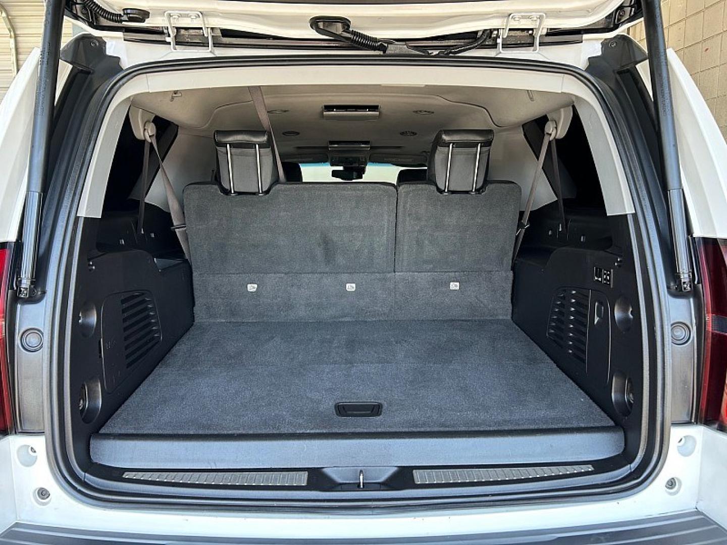 2016 WHITE Chevrolet Suburban (1GNSCJKC4GR) with an V8 EcoTec3 5.3 Liter engine, Automatic 6-Spd w/Overdrive transmission, located at 412 Auto Vista Drive, Palmdale, 93551, (661) 945-0620, 34.592636, -118.136681- Photo#30