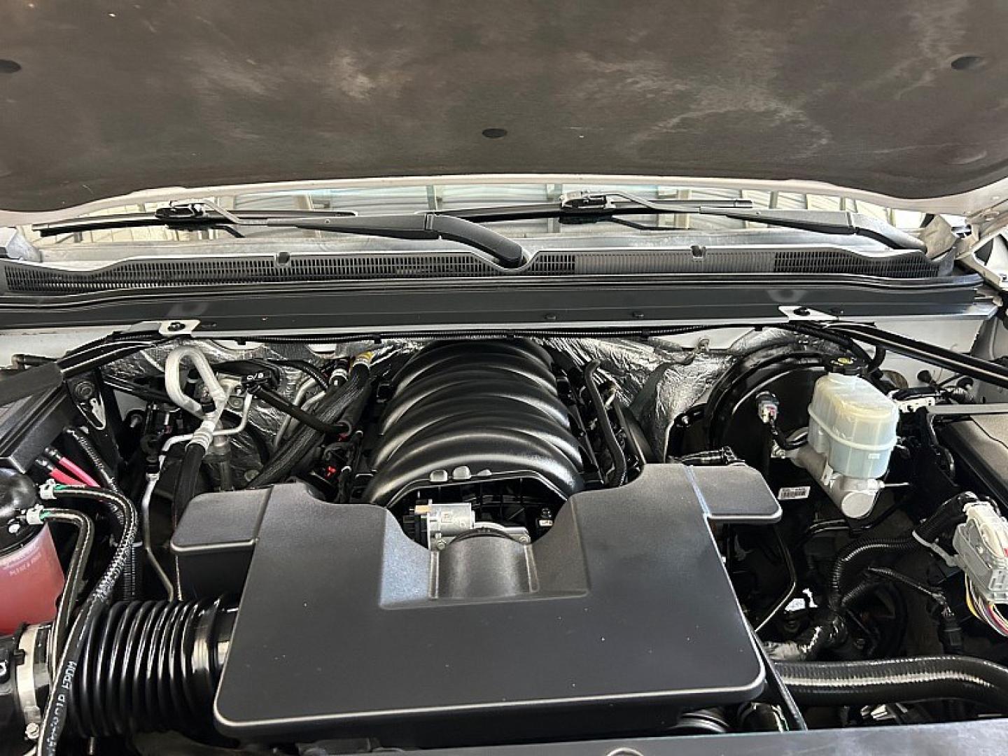 2016 WHITE Chevrolet Suburban (1GNSCJKC4GR) with an V8 EcoTec3 5.3 Liter engine, Automatic 6-Spd w/Overdrive transmission, located at 412 Auto Vista Drive, Palmdale, 93551, (661) 945-0620, 34.592636, -118.136681- Photo#35