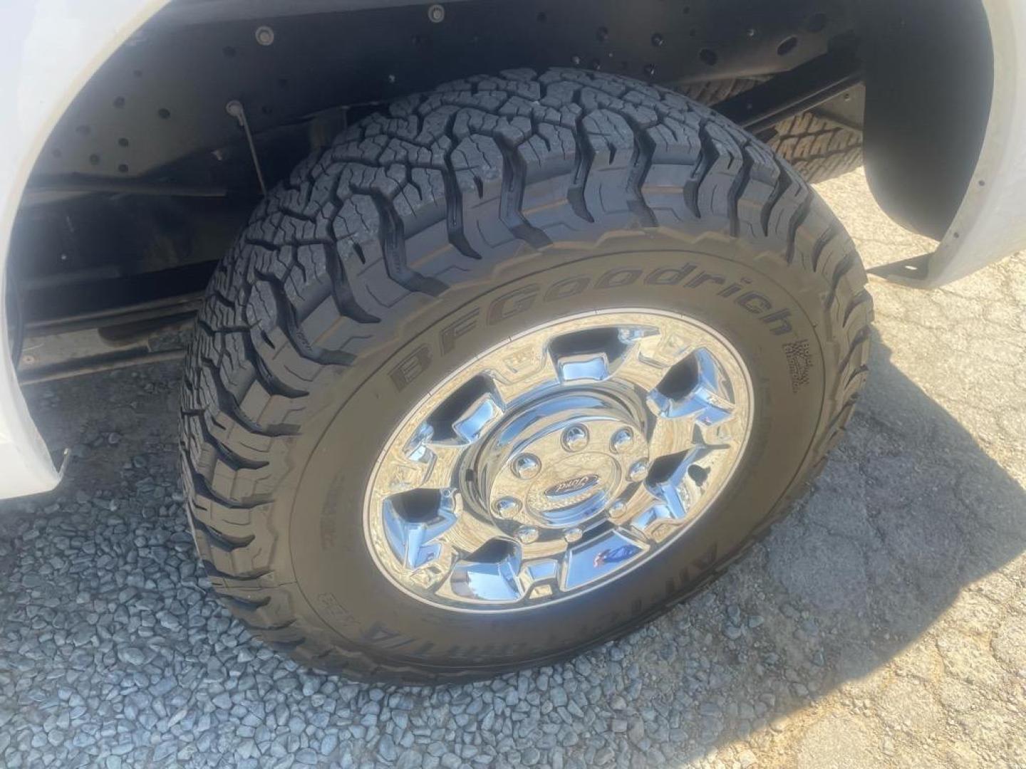 2016 Oxford White Ford F-250 Super Duty Lariat (1FT7W2BT4GE) with an 6.7L Power Stroke 6.7L Biodiesel Turbo V8 440hp 860ft. lbs. Common Rail Direct Injection engine, 6-Speed Shiftable Automatic transmission, located at 800 Riverside Ave, Roseville, CA, 95678, 916-773-4549 & Toll Free: 866-719-4393, 38.732265, -121.291039 - DIESEL CREW CAB 4X4 LARIAT MOON ROOF ONE OWNER SERVICE RECORDS ON CLEAN CARFAX - Photo#13
