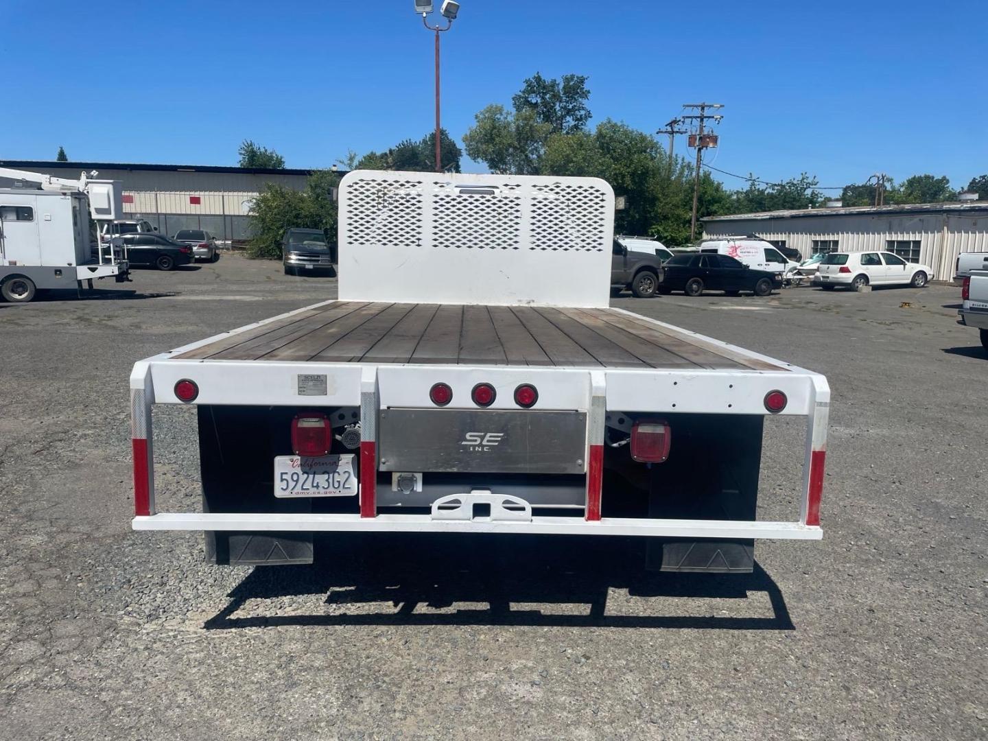 2016 White Ford F-550 Super Duty Chassis XL Regular Cab 165 RWD (1FDUF5GT3GE) with an 8 Cylinder Other engine, 6-Speed Automatic transmission, located at 800 Riverside Ave, Roseville, CA, 95678, 916-773-4549 & Toll Free: 866-719-4393, 38.732265, -121.291039 - DIESEL FLATBED- Photo#3