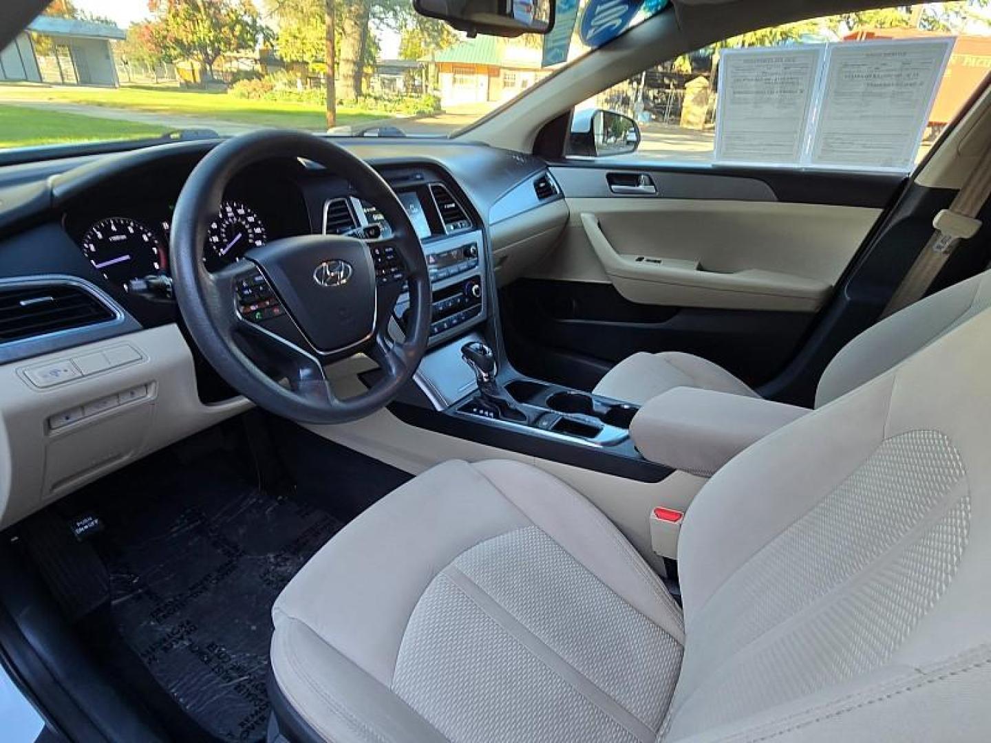 2016 WHITE Hyundai Sonata (5NPE24AF3GH) with an 4-Cyl 2.4 Liter engine, Auto 6-Spd w/Shiftronic transmission, located at 246 E Walker St., Orland, 95963, (530) 865-5800, 39.747589, -122.178398 - Photo#11