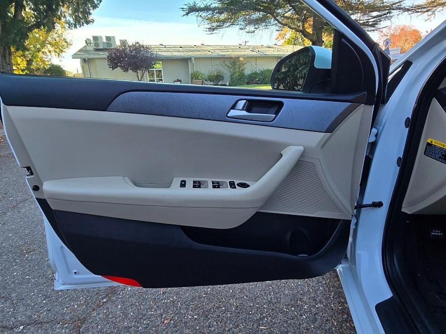 2016 WHITE Hyundai Sonata (5NPE24AF3GH) with an 4-Cyl 2.4 Liter engine, Auto 6-Spd w/Shiftronic transmission, located at 246 E Walker St., Orland, 95963, (530) 865-5800, 39.747589, -122.178398 - Photo#12