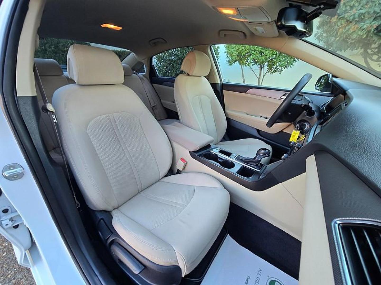 2016 WHITE Hyundai Sonata (5NPE24AF3GH) with an 4-Cyl 2.4 Liter engine, Auto 6-Spd w/Shiftronic transmission, located at 246 E Walker St., Orland, 95963, (530) 865-5800, 39.747589, -122.178398 - Photo#17
