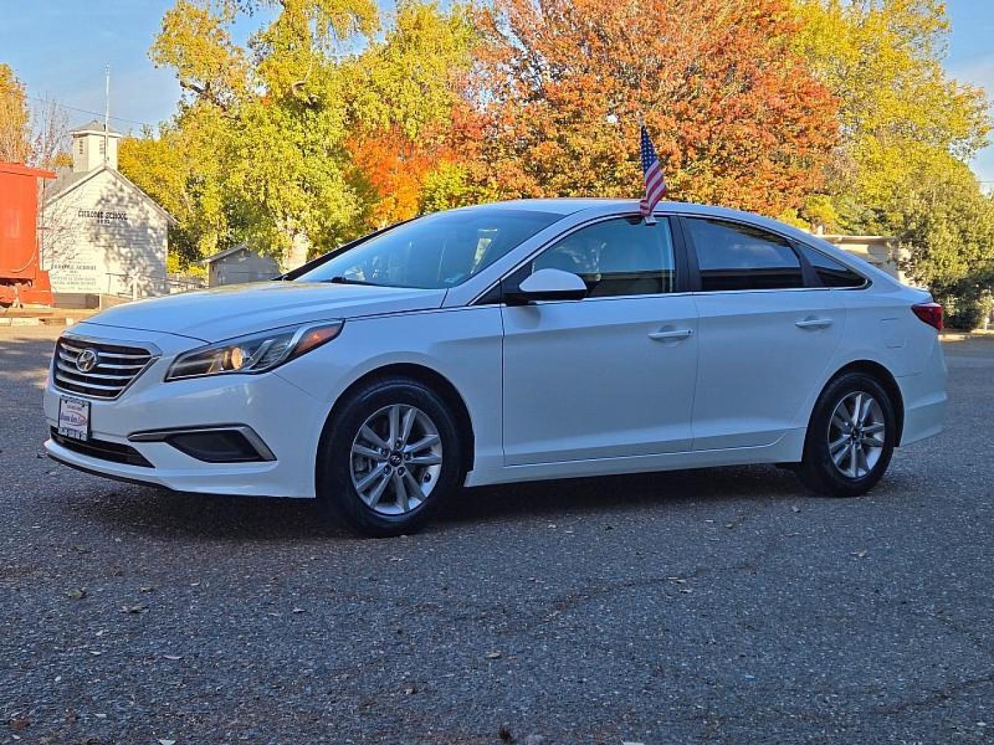 2016 WHITE Hyundai Sonata (5NPE24AF3GH) with an 4-Cyl 2.4 Liter engine, Auto 6-Spd w/Shiftronic transmission, located at 246 E Walker St., Orland, 95963, (530) 865-5800, 39.747589, -122.178398 - Photo#3