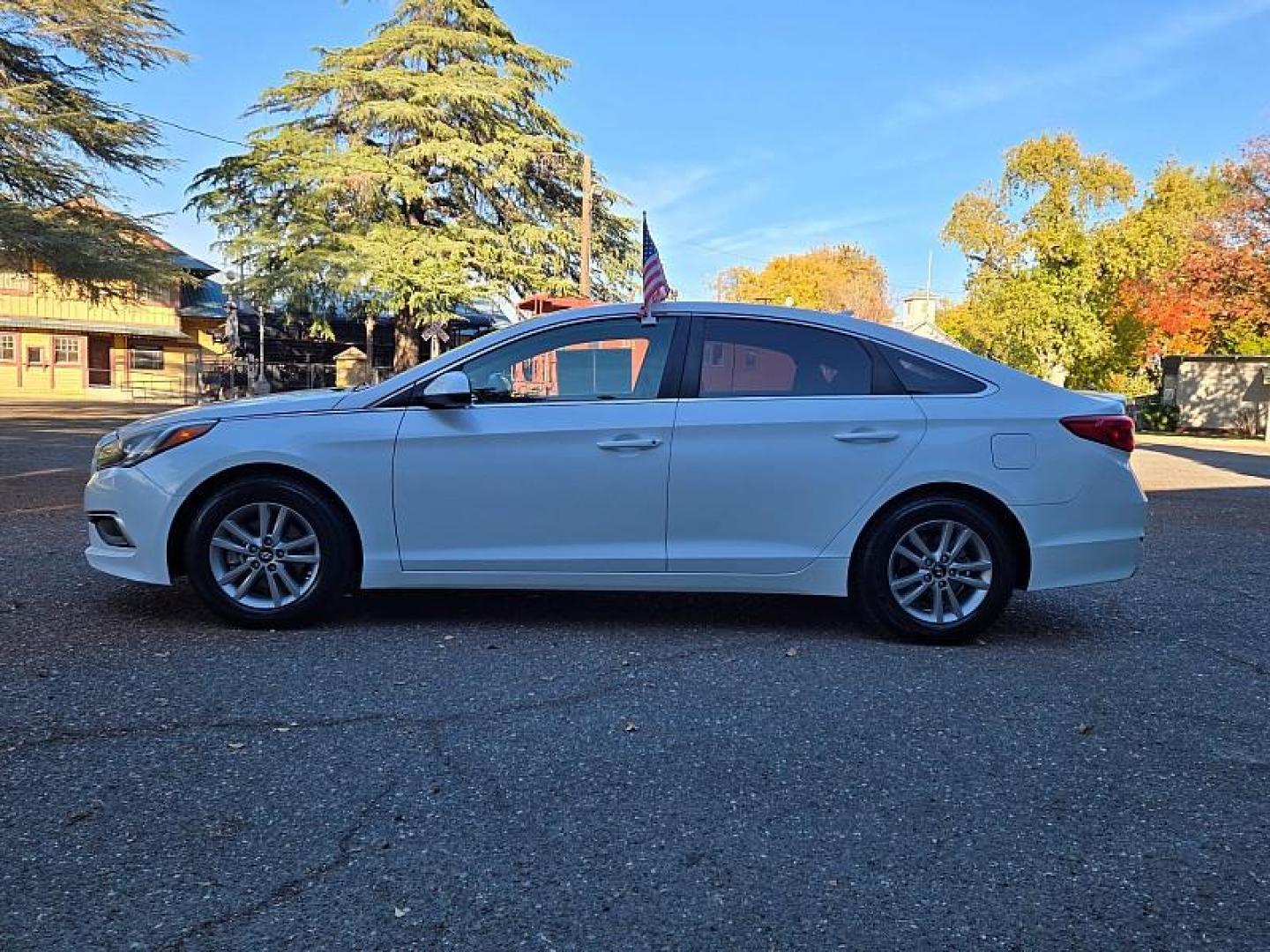 2016 WHITE Hyundai Sonata (5NPE24AF3GH) with an 4-Cyl 2.4 Liter engine, Auto 6-Spd w/Shiftronic transmission, located at 246 E Walker St., Orland, 95963, (530) 865-5800, 39.747589, -122.178398 - Photo#4