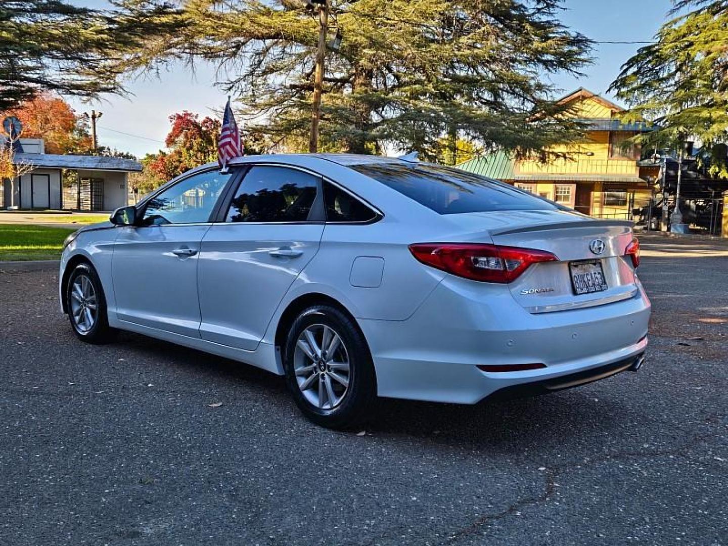 2016 WHITE Hyundai Sonata (5NPE24AF3GH) with an 4-Cyl 2.4 Liter engine, Auto 6-Spd w/Shiftronic transmission, located at 246 E Walker St., Orland, 95963, (530) 865-5800, 39.747589, -122.178398 - Photo#5