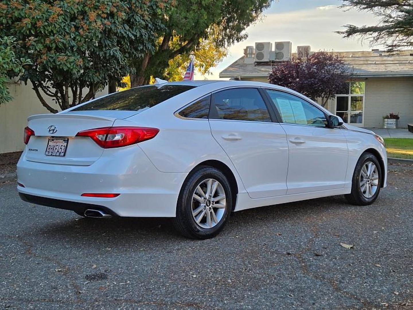 2016 WHITE Hyundai Sonata (5NPE24AF3GH) with an 4-Cyl 2.4 Liter engine, Auto 6-Spd w/Shiftronic transmission, located at 246 E Walker St., Orland, 95963, (530) 865-5800, 39.747589, -122.178398 - Photo#7
