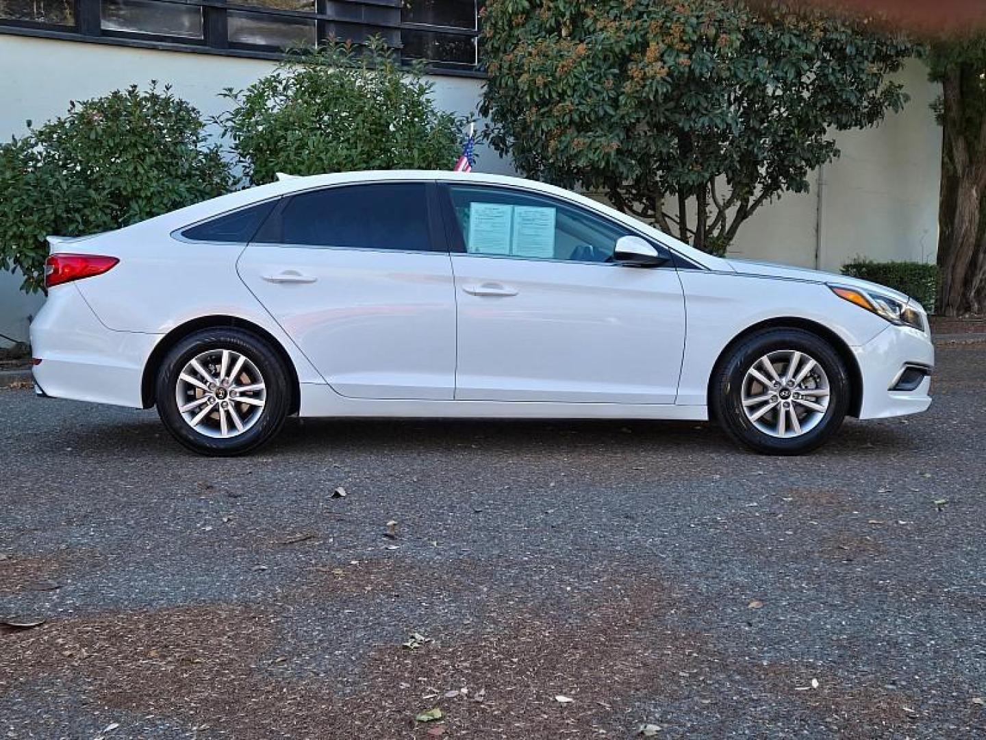 2016 WHITE Hyundai Sonata (5NPE24AF3GH) with an 4-Cyl 2.4 Liter engine, Auto 6-Spd w/Shiftronic transmission, located at 246 E Walker St., Orland, 95963, (530) 865-5800, 39.747589, -122.178398 - Photo#8