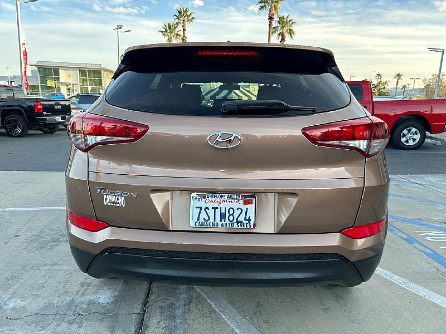 2016 GOLD Hyundai Tucson (KM8J23A42GU) with an 4-Cyl 2.0 Liter engine, Auto 6-Spd Shiftronic transmission, located at 412 Auto Vista Drive, Palmdale, 93551, (661) 945-0620, 34.592636, -118.136681- Photo#2
