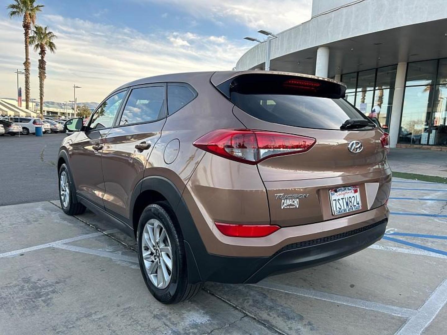 2016 GOLD Hyundai Tucson (KM8J23A42GU) with an 4-Cyl 2.0 Liter engine, Auto 6-Spd Shiftronic transmission, located at 412 Auto Vista Drive, Palmdale, 93551, (661) 945-0620, 34.592636, -118.136681- Photo#3