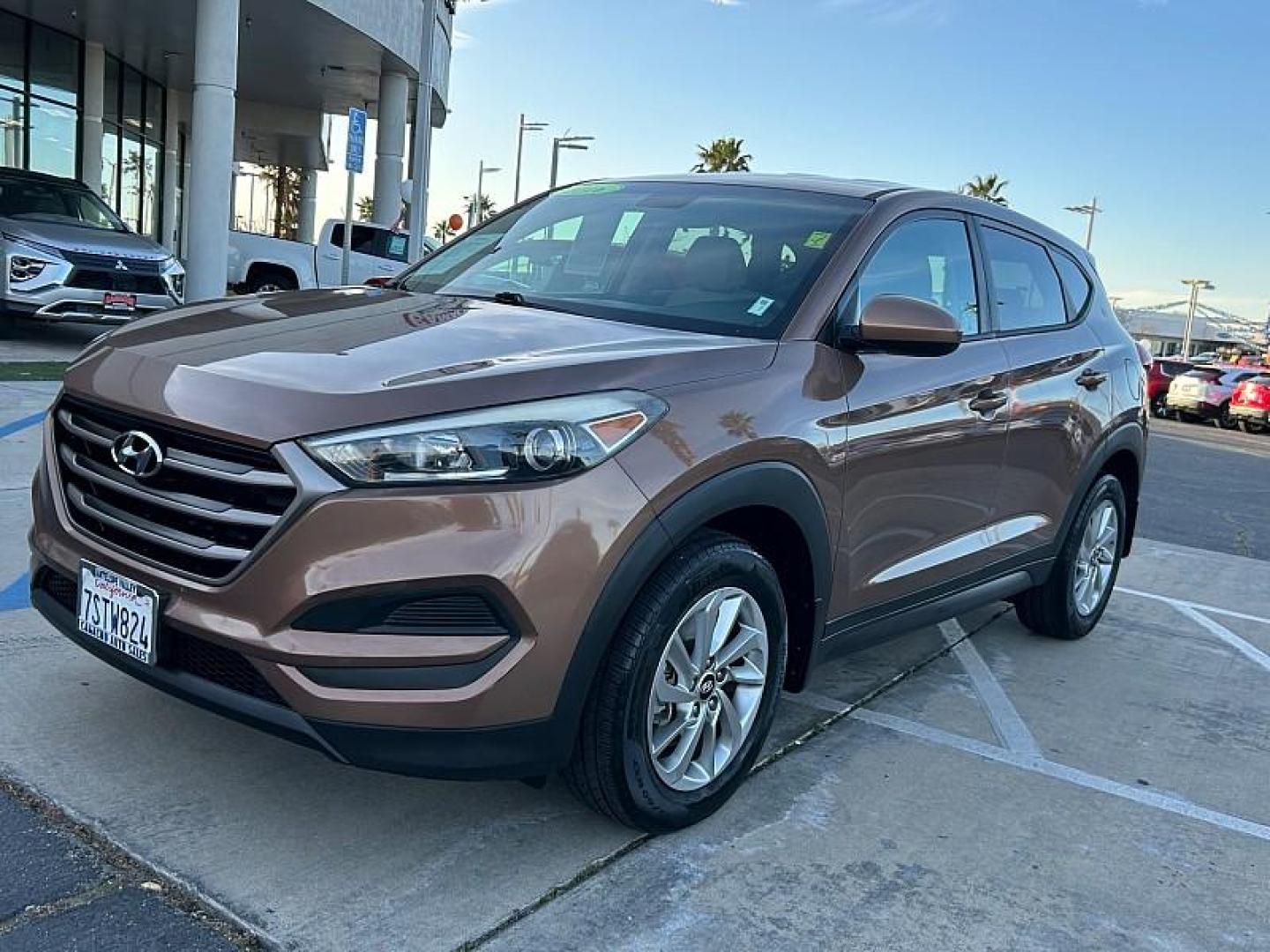 2016 GOLD Hyundai Tucson (KM8J23A42GU) with an 4-Cyl 2.0 Liter engine, Auto 6-Spd Shiftronic transmission, located at 412 Auto Vista Drive, Palmdale, 93551, (661) 945-0620, 34.592636, -118.136681- Photo#5