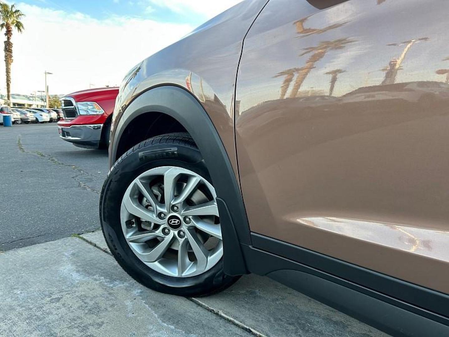 2016 GOLD Hyundai Tucson (KM8J23A42GU) with an 4-Cyl 2.0 Liter engine, Auto 6-Spd Shiftronic transmission, located at 412 Auto Vista Drive, Palmdale, 93551, (661) 945-0620, 34.592636, -118.136681- Photo#6