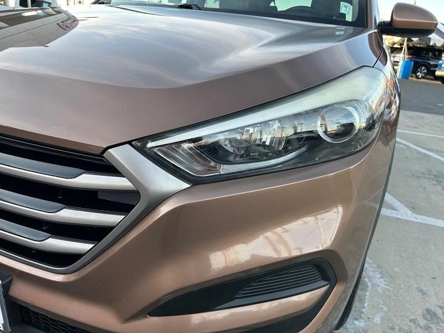 2016 GOLD Hyundai Tucson (KM8J23A42GU) with an 4-Cyl 2.0 Liter engine, Auto 6-Spd Shiftronic transmission, located at 412 Auto Vista Drive, Palmdale, 93551, (661) 945-0620, 34.592636, -118.136681- Photo#7
