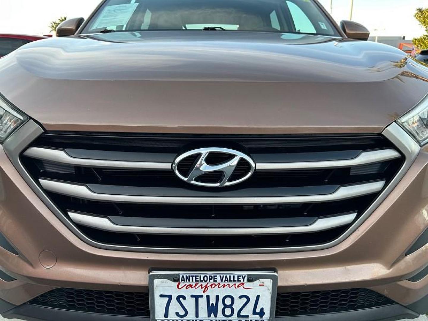 2016 GOLD Hyundai Tucson (KM8J23A42GU) with an 4-Cyl 2.0 Liter engine, Auto 6-Spd Shiftronic transmission, located at 412 Auto Vista Drive, Palmdale, 93551, (661) 945-0620, 34.592636, -118.136681- Photo#8