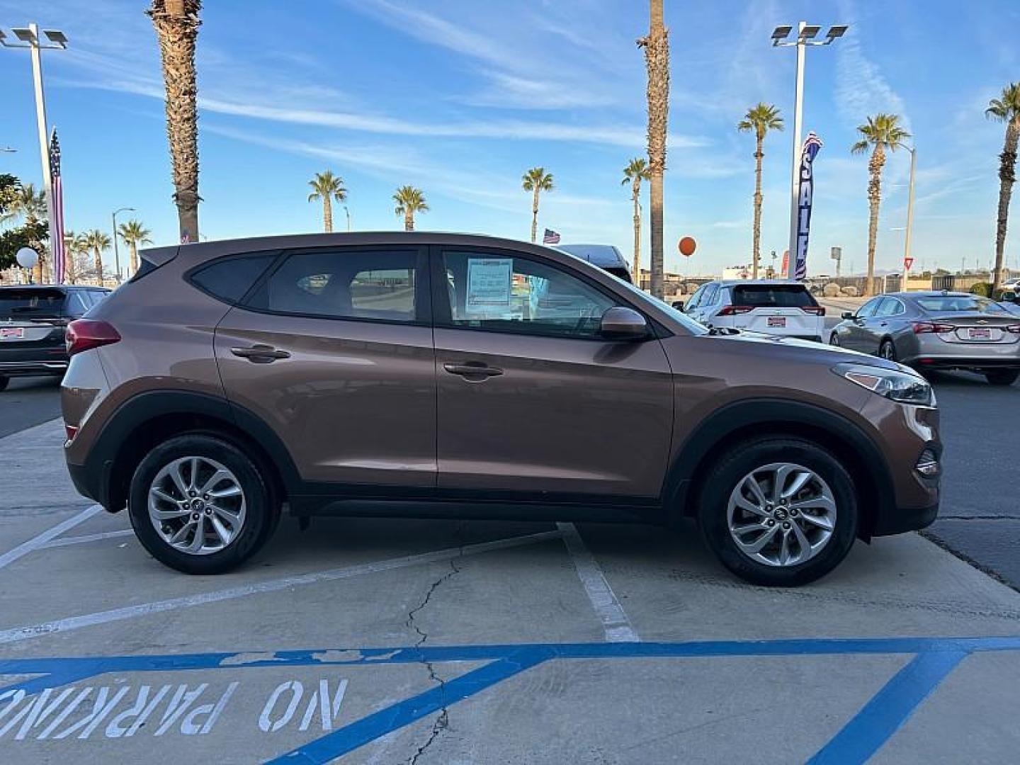 2016 GOLD Hyundai Tucson (KM8J23A42GU) with an 4-Cyl 2.0 Liter engine, Auto 6-Spd Shiftronic transmission, located at 412 Auto Vista Drive, Palmdale, 93551, (661) 945-0620, 34.592636, -118.136681- Photo#9