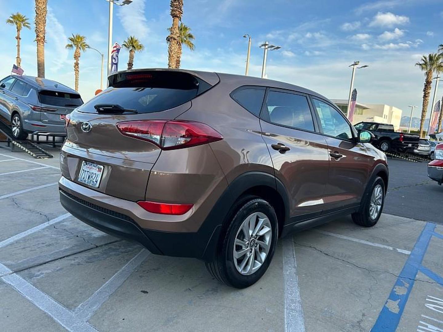 2016 GOLD Hyundai Tucson (KM8J23A42GU) with an 4-Cyl 2.0 Liter engine, Auto 6-Spd Shiftronic transmission, located at 412 Auto Vista Drive, Palmdale, 93551, (661) 945-0620, 34.592636, -118.136681- Photo#10