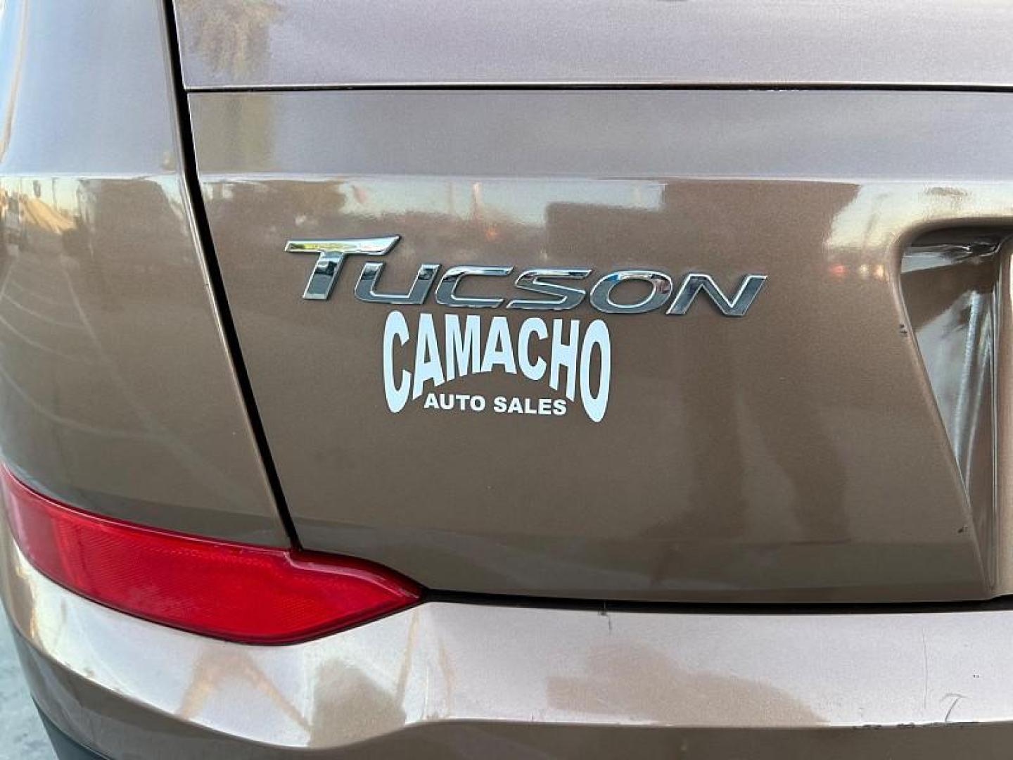 2016 GOLD Hyundai Tucson (KM8J23A42GU) with an 4-Cyl 2.0 Liter engine, Auto 6-Spd Shiftronic transmission, located at 412 Auto Vista Drive, Palmdale, 93551, (661) 945-0620, 34.592636, -118.136681- Photo#11