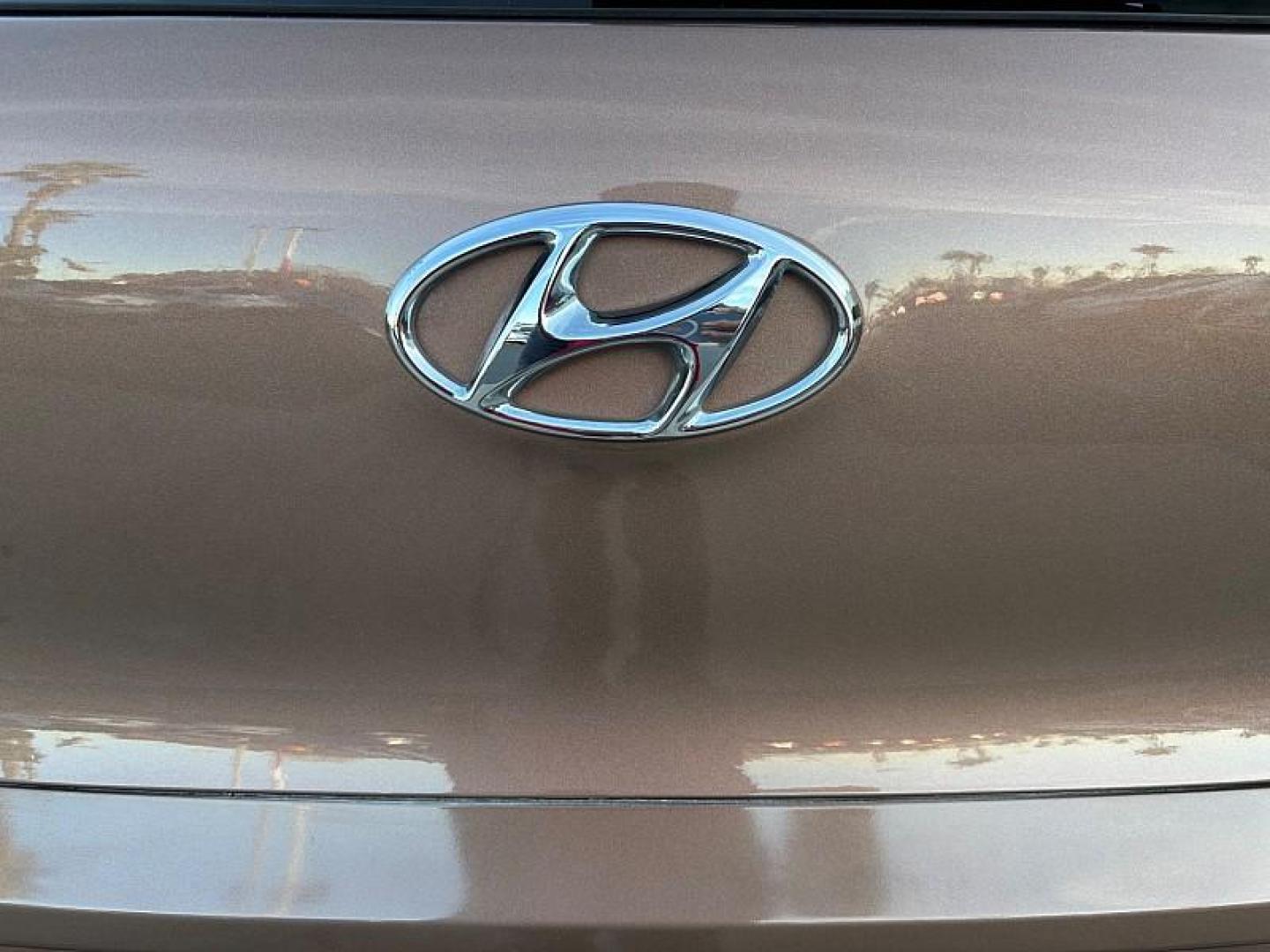 2016 GOLD Hyundai Tucson (KM8J23A42GU) with an 4-Cyl 2.0 Liter engine, Auto 6-Spd Shiftronic transmission, located at 412 Auto Vista Drive, Palmdale, 93551, (661) 945-0620, 34.592636, -118.136681- Photo#12