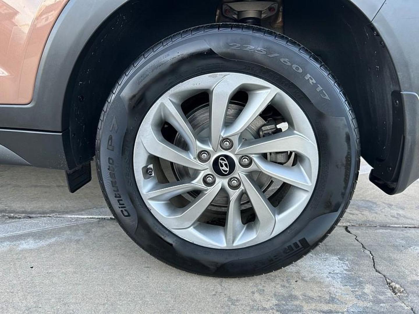 2016 GOLD Hyundai Tucson (KM8J23A42GU) with an 4-Cyl 2.0 Liter engine, Auto 6-Spd Shiftronic transmission, located at 412 Auto Vista Drive, Palmdale, 93551, (661) 945-0620, 34.592636, -118.136681- Photo#13