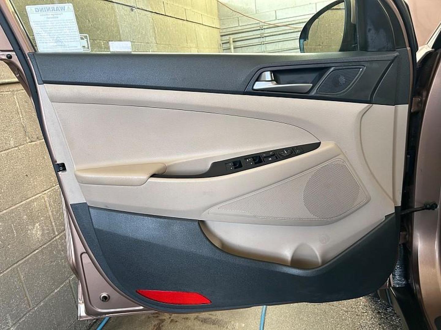 2016 GOLD Hyundai Tucson (KM8J23A42GU) with an 4-Cyl 2.0 Liter engine, Auto 6-Spd Shiftronic transmission, located at 412 Auto Vista Drive, Palmdale, 93551, (661) 945-0620, 34.592636, -118.136681- Photo#16