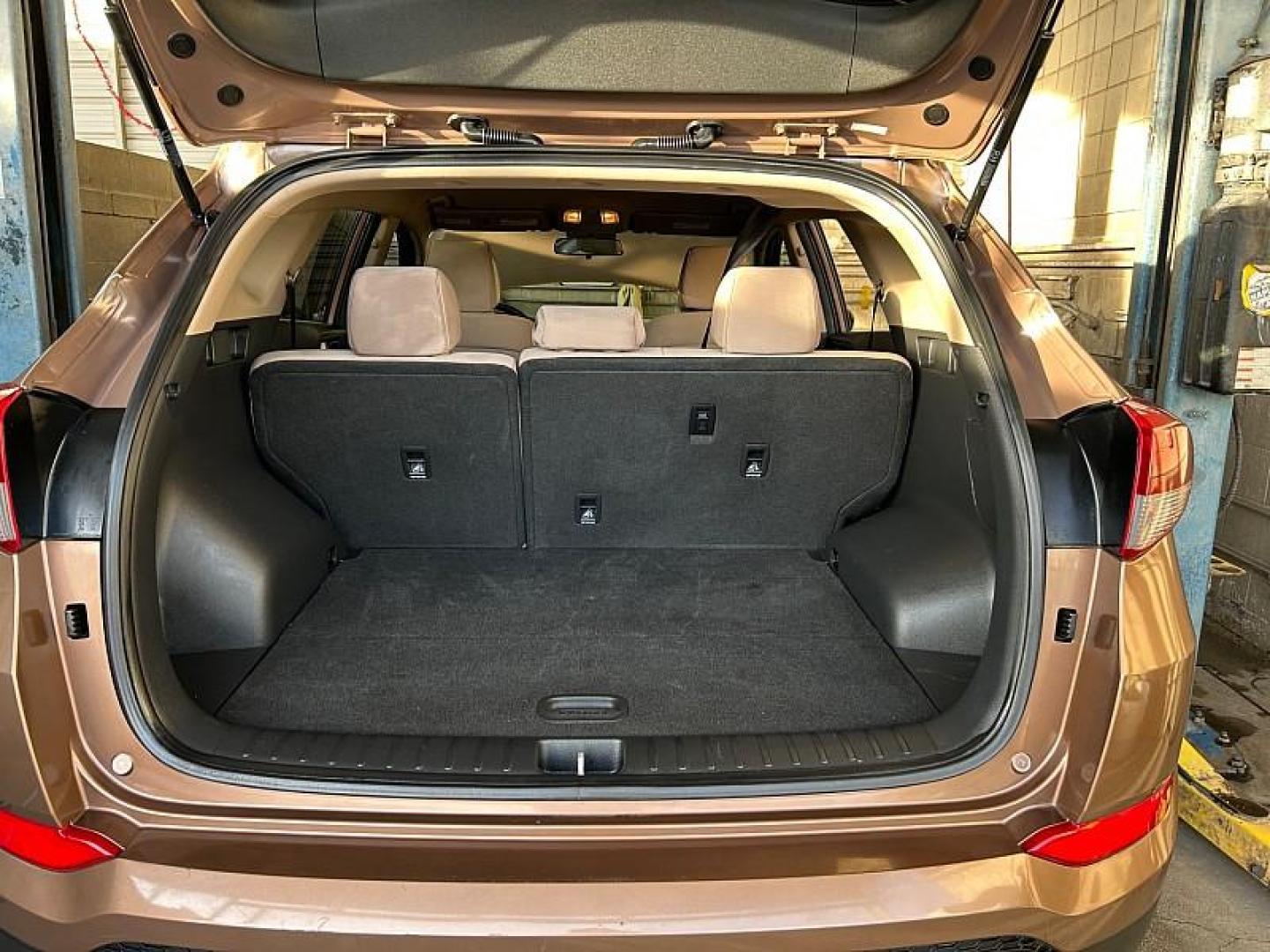 2016 GOLD Hyundai Tucson (KM8J23A42GU) with an 4-Cyl 2.0 Liter engine, Auto 6-Spd Shiftronic transmission, located at 412 Auto Vista Drive, Palmdale, 93551, (661) 945-0620, 34.592636, -118.136681- Photo#25