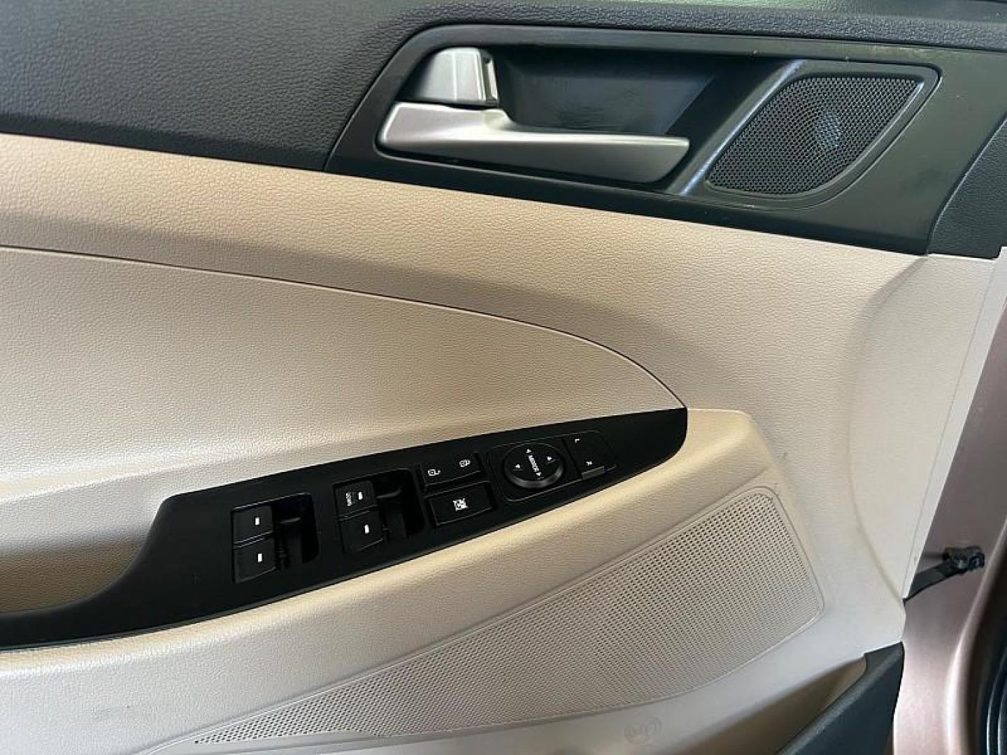 2016 GOLD Hyundai Tucson (KM8J23A42GU) with an 4-Cyl 2.0 Liter engine, Auto 6-Spd Shiftronic transmission, located at 412 Auto Vista Drive, Palmdale, 93551, (661) 945-0620, 34.592636, -118.136681- Photo#28