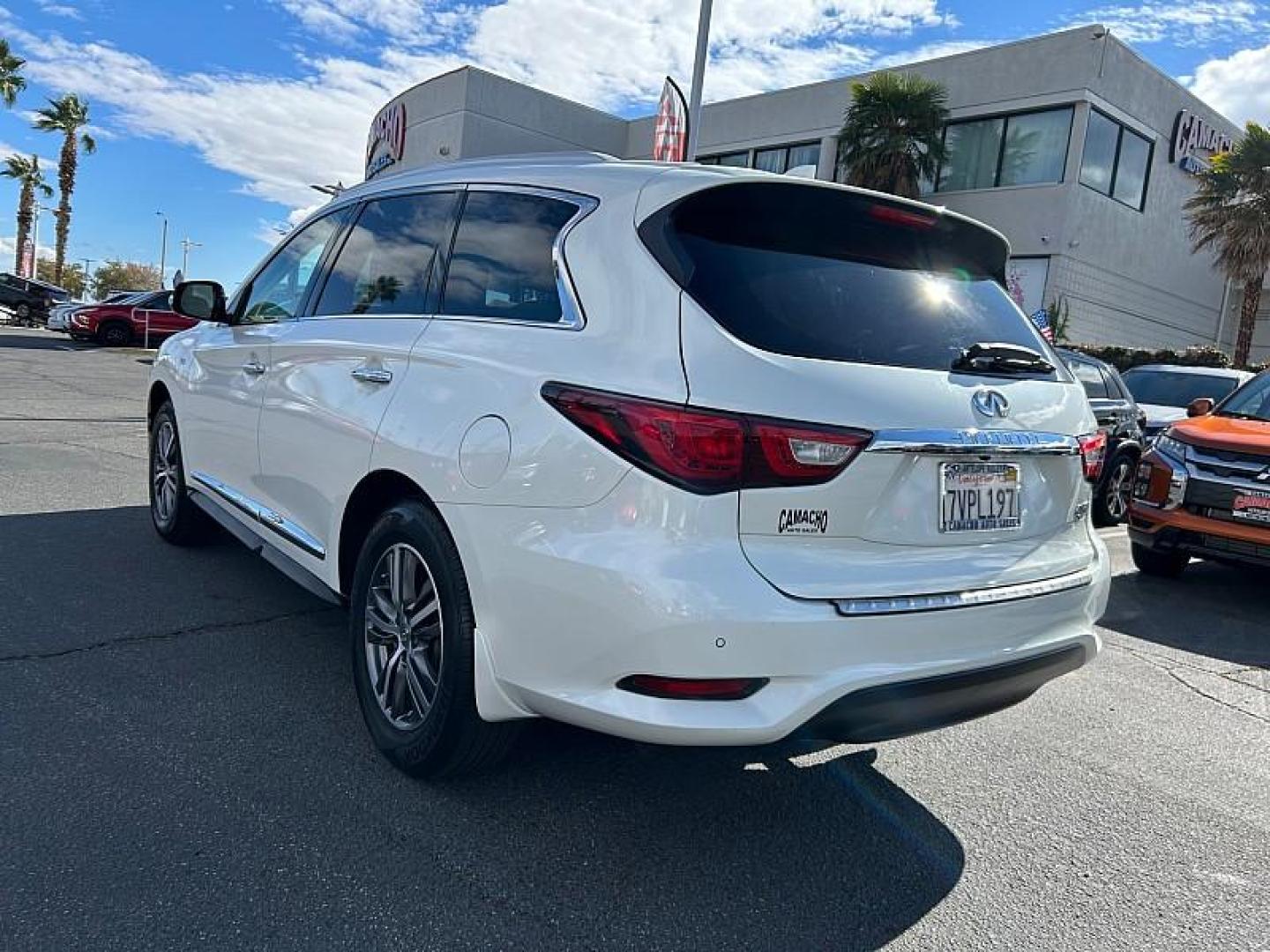 2016 WHITE INFINITI QX60 (5N1AL0MN8GC) with an V6 3.5 Liter engine, Auto CVT Manual Spt transmission, located at 412 Auto Vista Drive, Palmdale, 93551, (661) 945-0620, 34.592636, -118.136681 - Photo#4
