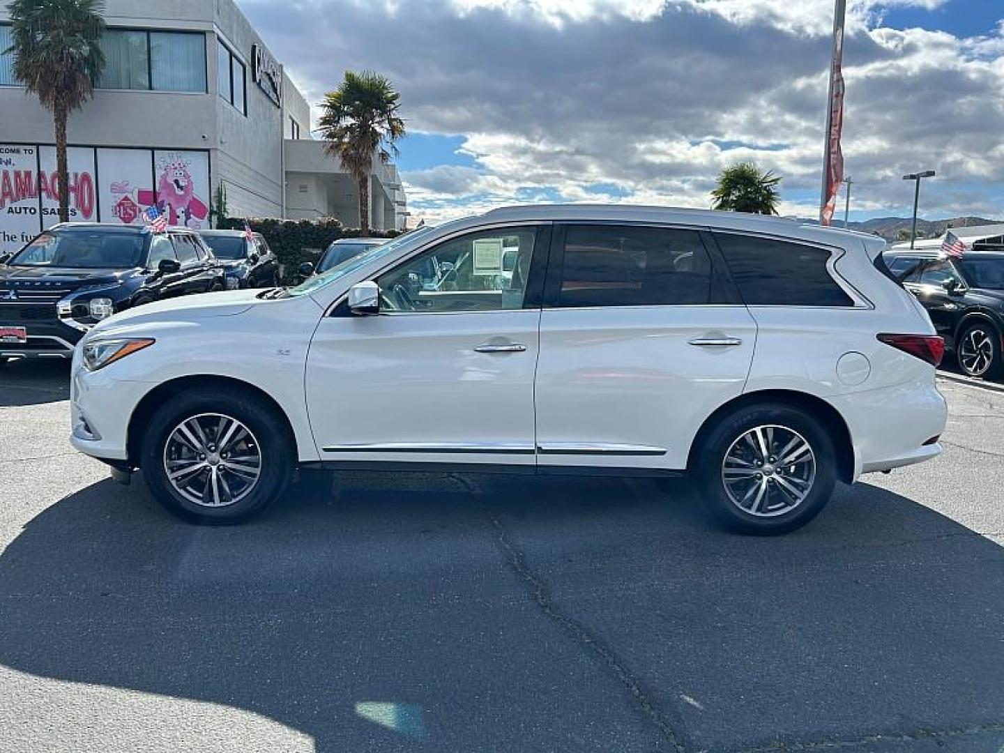 2016 WHITE INFINITI QX60 (5N1AL0MN8GC) with an V6 3.5 Liter engine, Auto CVT Manual Spt transmission, located at 412 Auto Vista Drive, Palmdale, 93551, (661) 945-0620, 34.592636, -118.136681 - Photo#5
