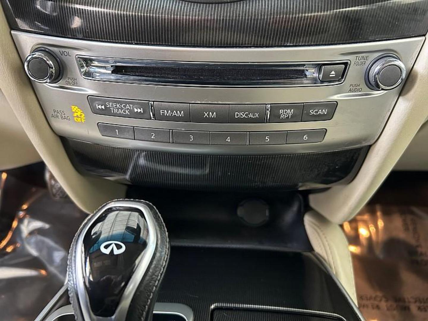 2016 WHITE INFINITI QX60 (5N1AL0MN8GC) with an V6 3.5 Liter engine, Auto CVT Manual Spt transmission, located at 412 Auto Vista Drive, Palmdale, 93551, (661) 945-0620, 34.592636, -118.136681 - Photo#9