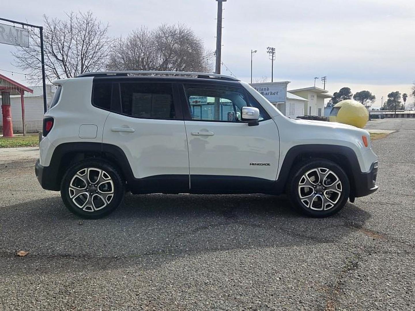 2016 WHITE Jeep Renegade (ZACCJADTXGP) with an 4-Cyl MultiAir 2.4L engine, Automatic 9-Spd transmission, located at 246 E Walker St., Orland, 95963, (530) 865-5800, 39.747589, -122.178398 - Photo#8