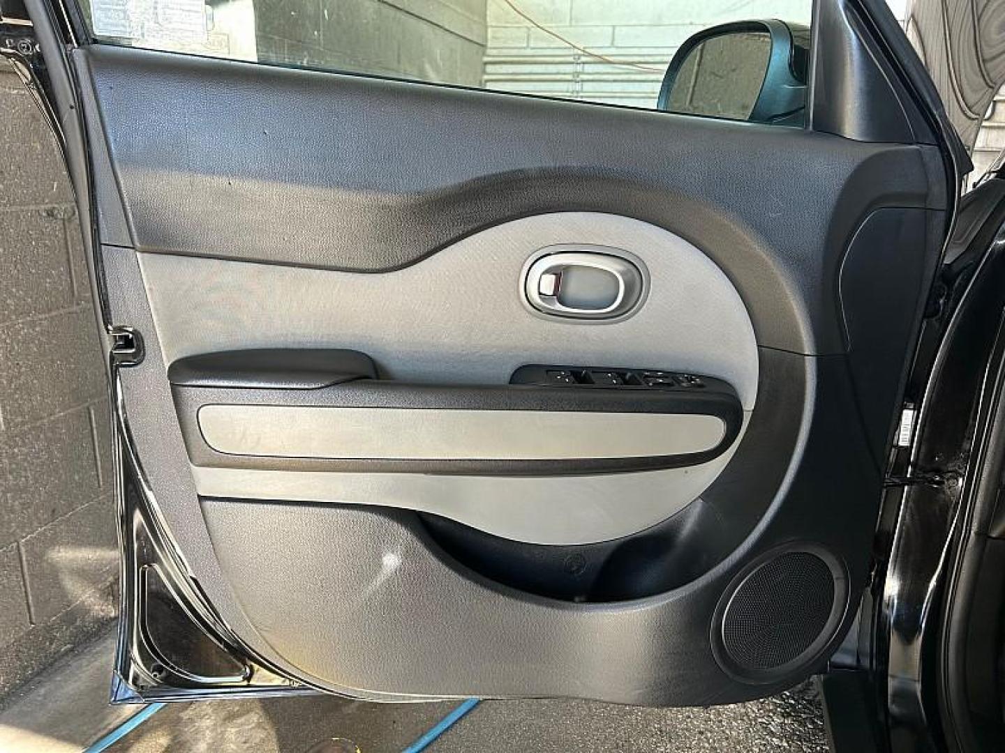 2016 BLACK Kia Soul (KNDJN2A28G7) with an 4-Cyl 1.6 Liter engine, Auto 6-Spd Sportmatic transmission, located at 412 Auto Vista Drive, Palmdale, 93551, (661) 945-0620, 34.592636, -118.136681 - Photo#8