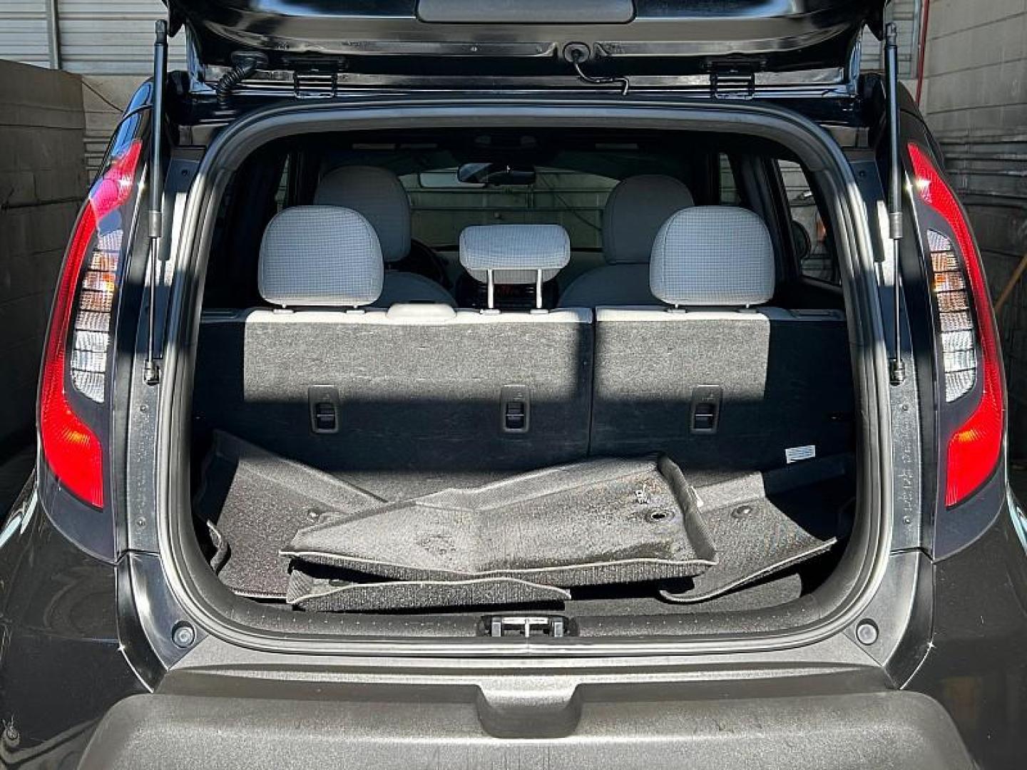 2016 BLACK Kia Soul (KNDJN2A28G7) with an 4-Cyl 1.6 Liter engine, Auto 6-Spd Sportmatic transmission, located at 412 Auto Vista Drive, Palmdale, 93551, (661) 945-0620, 34.592636, -118.136681 - Photo#17