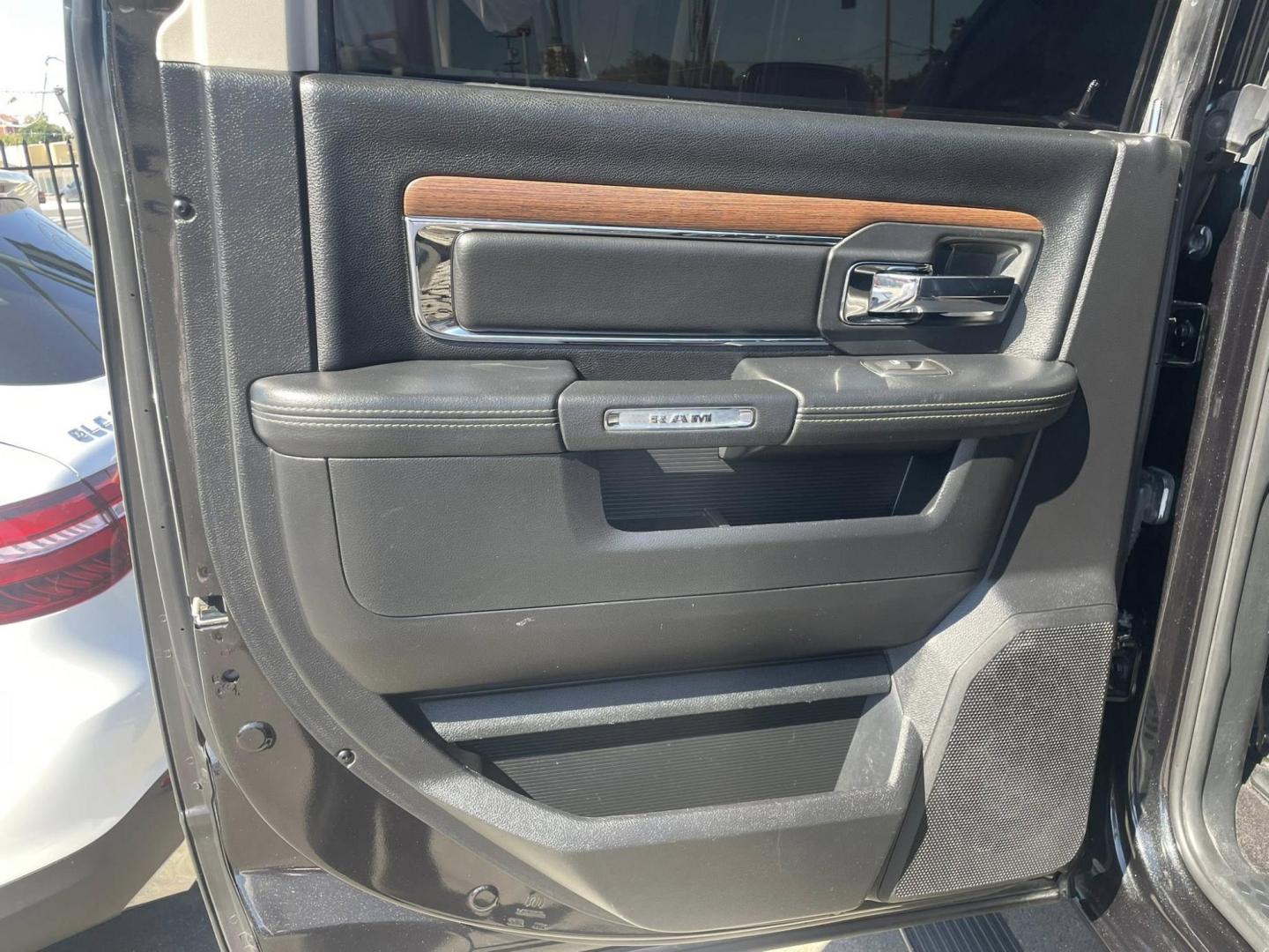 2016 RAM 1500 Laramie Crew Cab SWB 4WD (1C6RR7NT8GS) with an 5.7L V8 OHV 16V engine, 6A transmission, located at 744 E Miner Ave, Stockton, CA, 95202, (209) 944-5770, 37.956863, -121.282082 - PLUS TAXES AND FEES - Photo#8