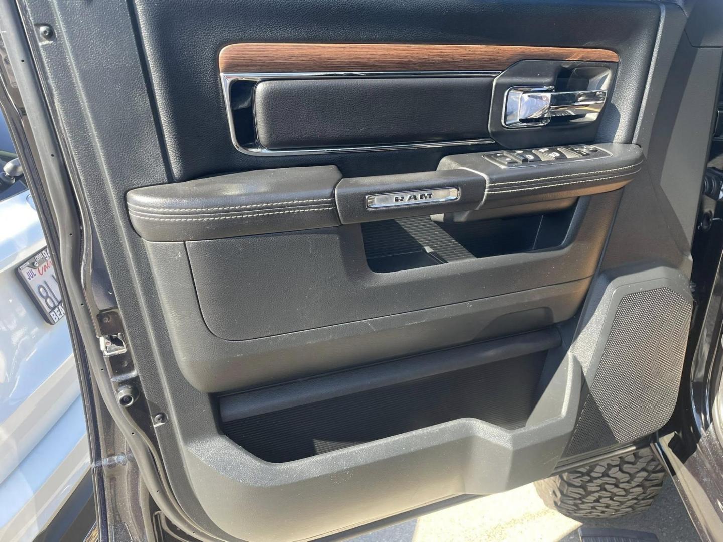 2016 RAM 1500 Laramie Crew Cab SWB 4WD (1C6RR7NT8GS) with an 5.7L V8 OHV 16V engine, 6A transmission, located at 744 E Miner Ave, Stockton, CA, 95202, (209) 944-5770, 37.956863, -121.282082 - PLUS TAXES AND FEES - Photo#5