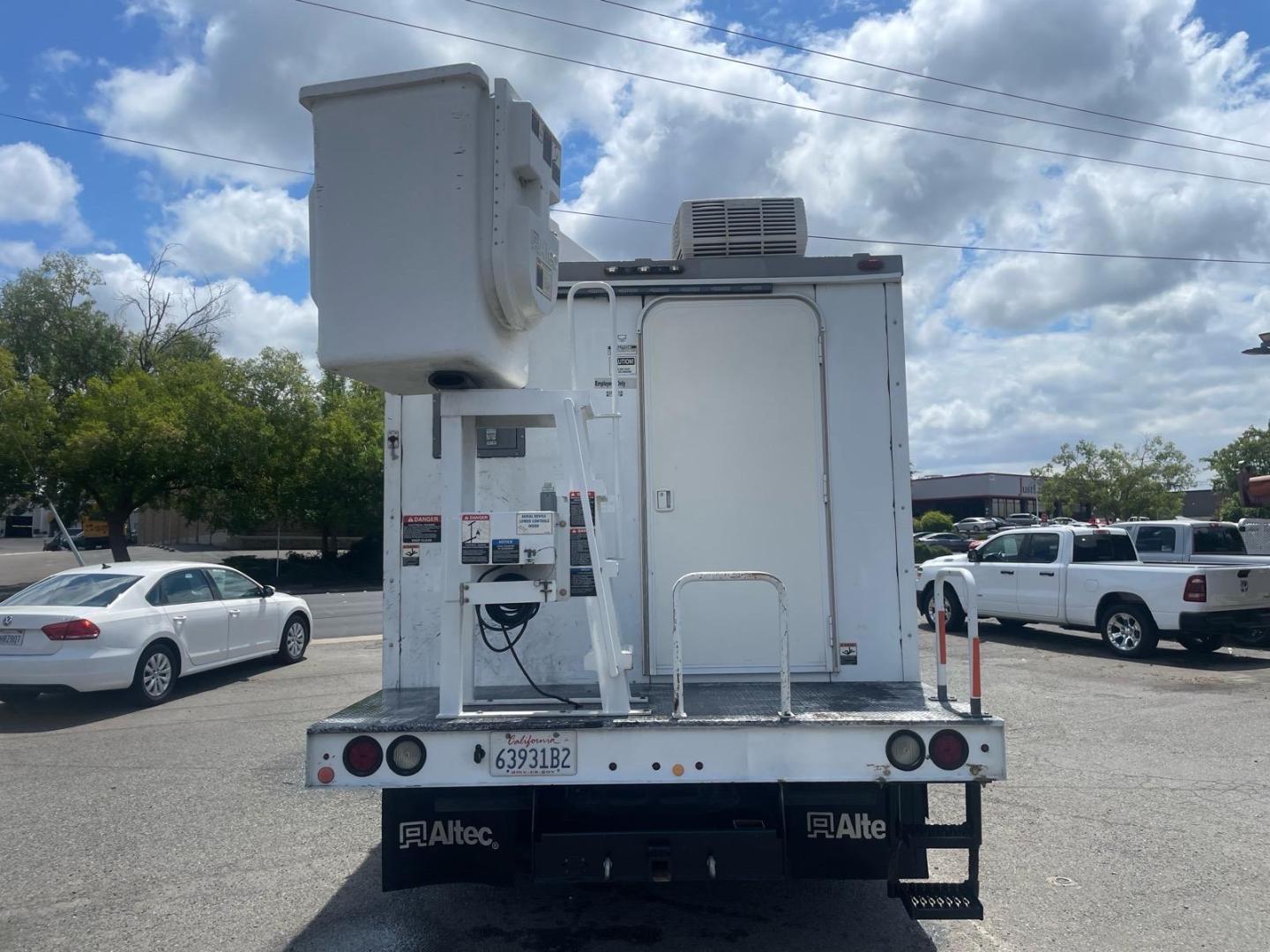 2016 White RAM 5500 Tradesman (3C7WRMBL1GG) with an 6.7L 6 Cylinder Other engine, 6-Speed Automatic transmission, located at 800 Riverside Ave, Roseville, CA, 95678, 916-773-4549 & Toll Free: 866-719-4393, 38.732265, -121.291039 - Photo#3