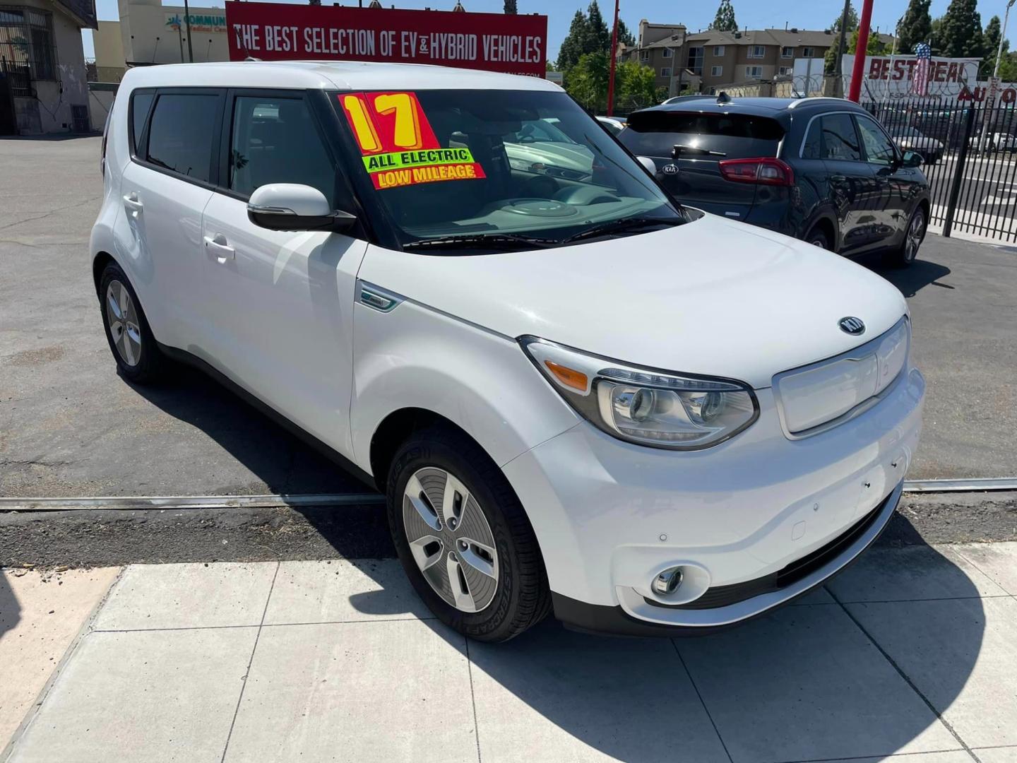 2017 WHITE Kia Soul EV + (KNDJX3AE7H7) with an ELECTRIC engine, 1A transmission, located at 744 E Miner Ave, Stockton, CA, 95202, (209) 944-5770, 37.956863, -121.282082 - PLUS TAXES AND FEES- Photo#1