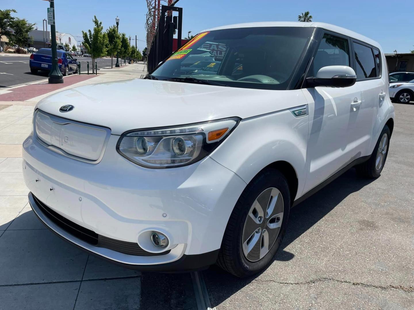 2017 WHITE Kia Soul EV + (KNDJX3AE7H7) with an ELECTRIC engine, 1A transmission, located at 744 E Miner Ave, Stockton, CA, 95202, (209) 944-5770, 37.956863, -121.282082 - PLUS TAXES AND FEES- Photo#3