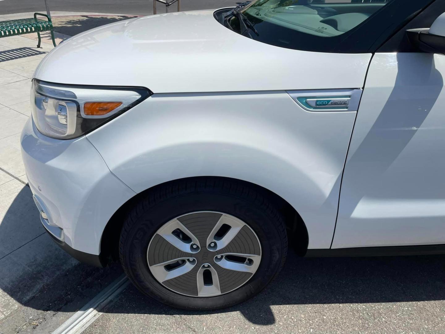 2017 WHITE Kia Soul EV + (KNDJX3AE7H7) with an ELECTRIC engine, 1A transmission, located at 744 E Miner Ave, Stockton, CA, 95202, (209) 944-5770, 37.956863, -121.282082 - PLUS TAXES AND FEES- Photo#4