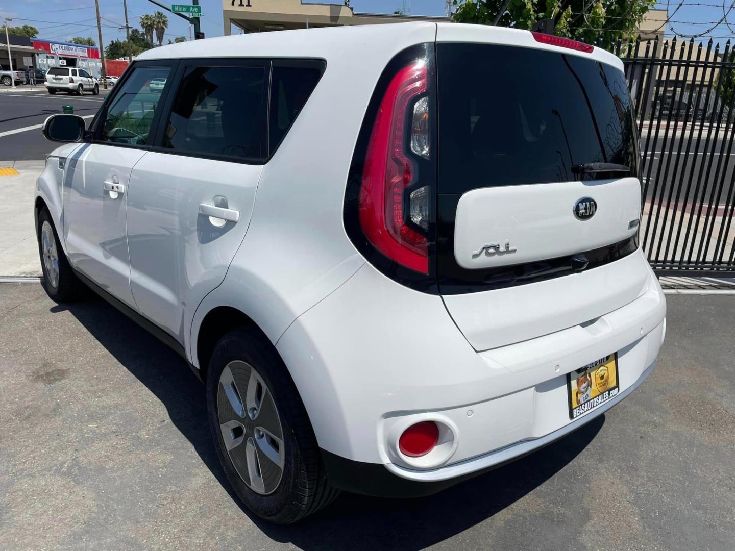 2017 WHITE Kia Soul EV + (KNDJX3AE7H7) with an ELECTRIC engine, 1A transmission, located at 744 E Miner Ave, Stockton, CA, 95202, (209) 944-5770, 37.956863, -121.282082 - PLUS TAXES AND FEES- Photo#5