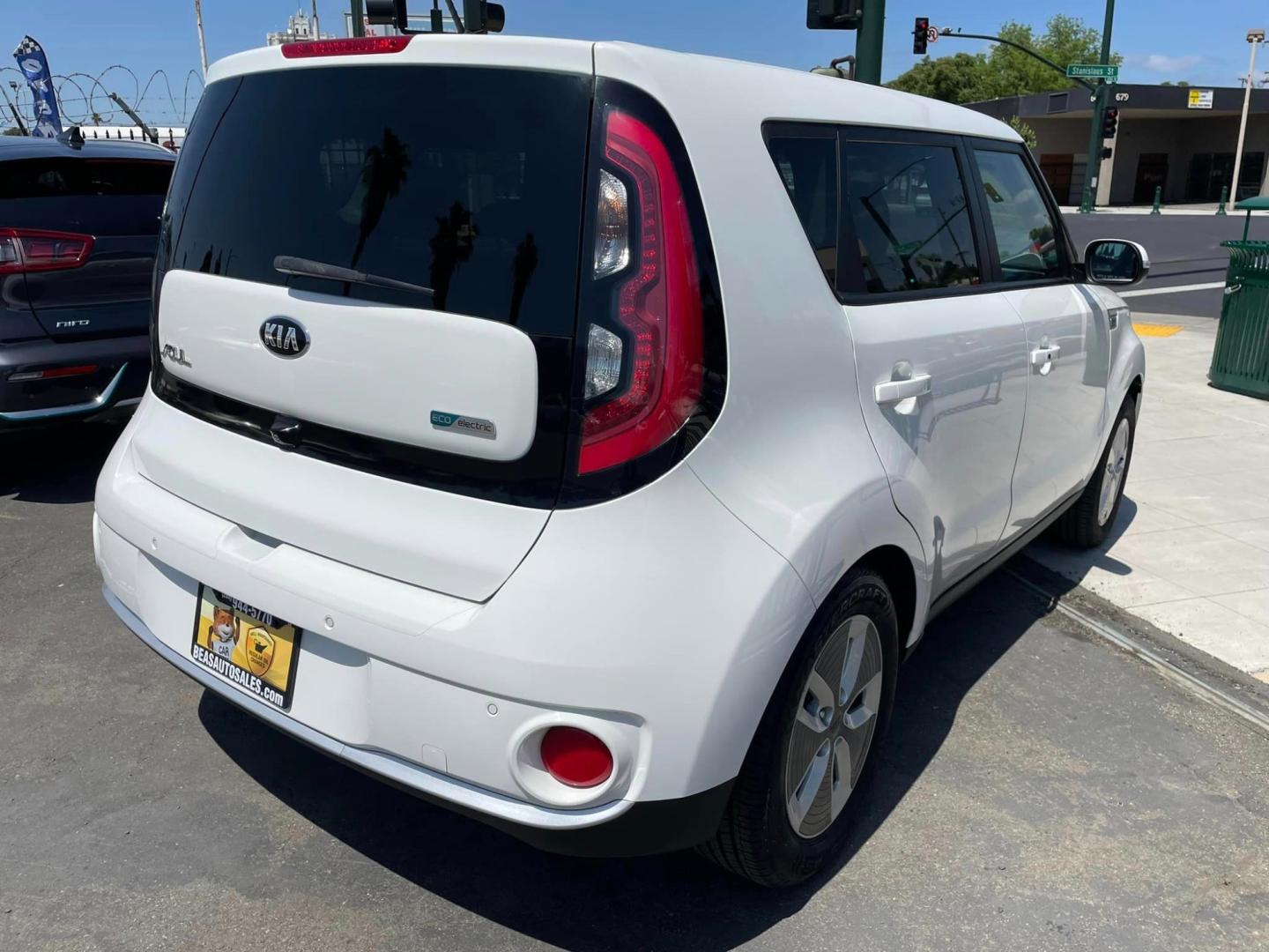 2017 WHITE Kia Soul EV + (KNDJX3AE7H7) with an ELECTRIC engine, 1A transmission, located at 744 E Miner Ave, Stockton, CA, 95202, (209) 944-5770, 37.956863, -121.282082 - PLUS TAXES AND FEES- Photo#7