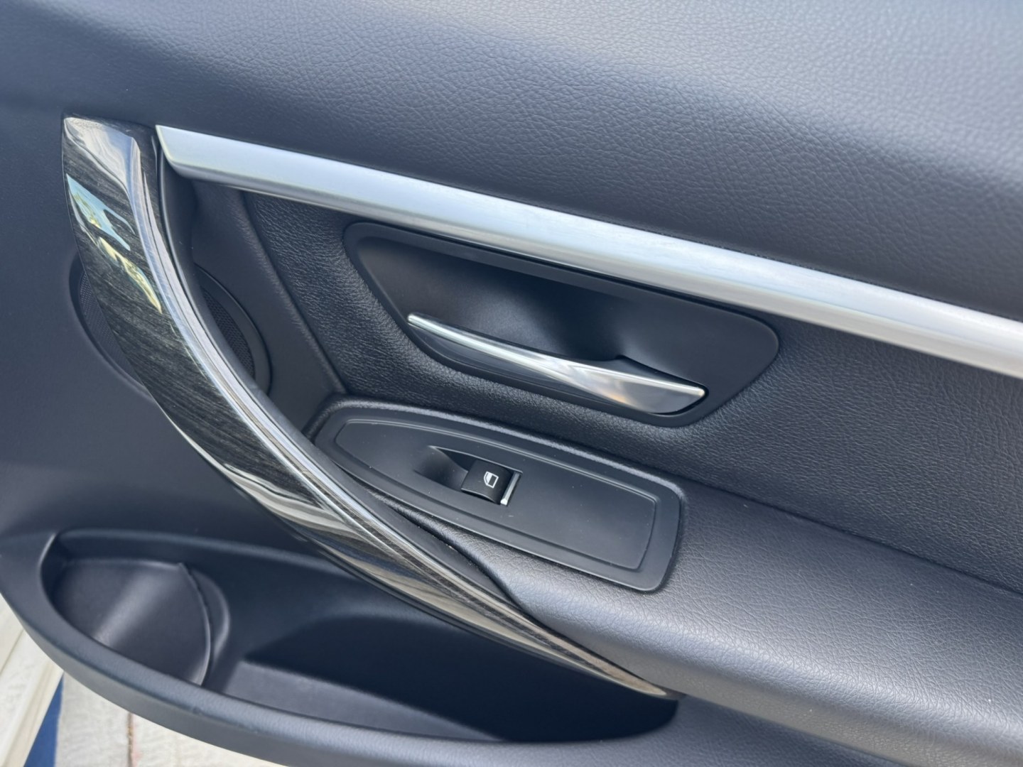2017 BMW 3-Series 330i xDrive SULEV Sedan (WBA8D9G37HN) with an 3.0L L6 DOHC 24V engine, 8A transmission, located at 30 S. Berkeley Avenue, Pasadena, CA, 91107, (626) 248-7567, 34.145447, -118.109398- Photo#24