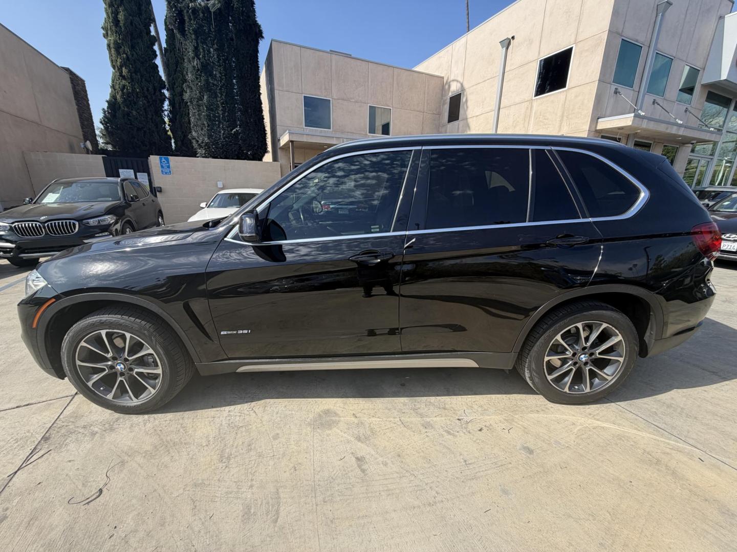 2017 BMW X5 sDrive35i (5UXKR2C56H0) with an 3.0L L6 DOHC 24V engine, 8A transmission, located at 30 S. Berkeley Avenue, Pasadena, CA, 91107, (626) 248-7567, 34.145447, -118.109398 - Photo#4