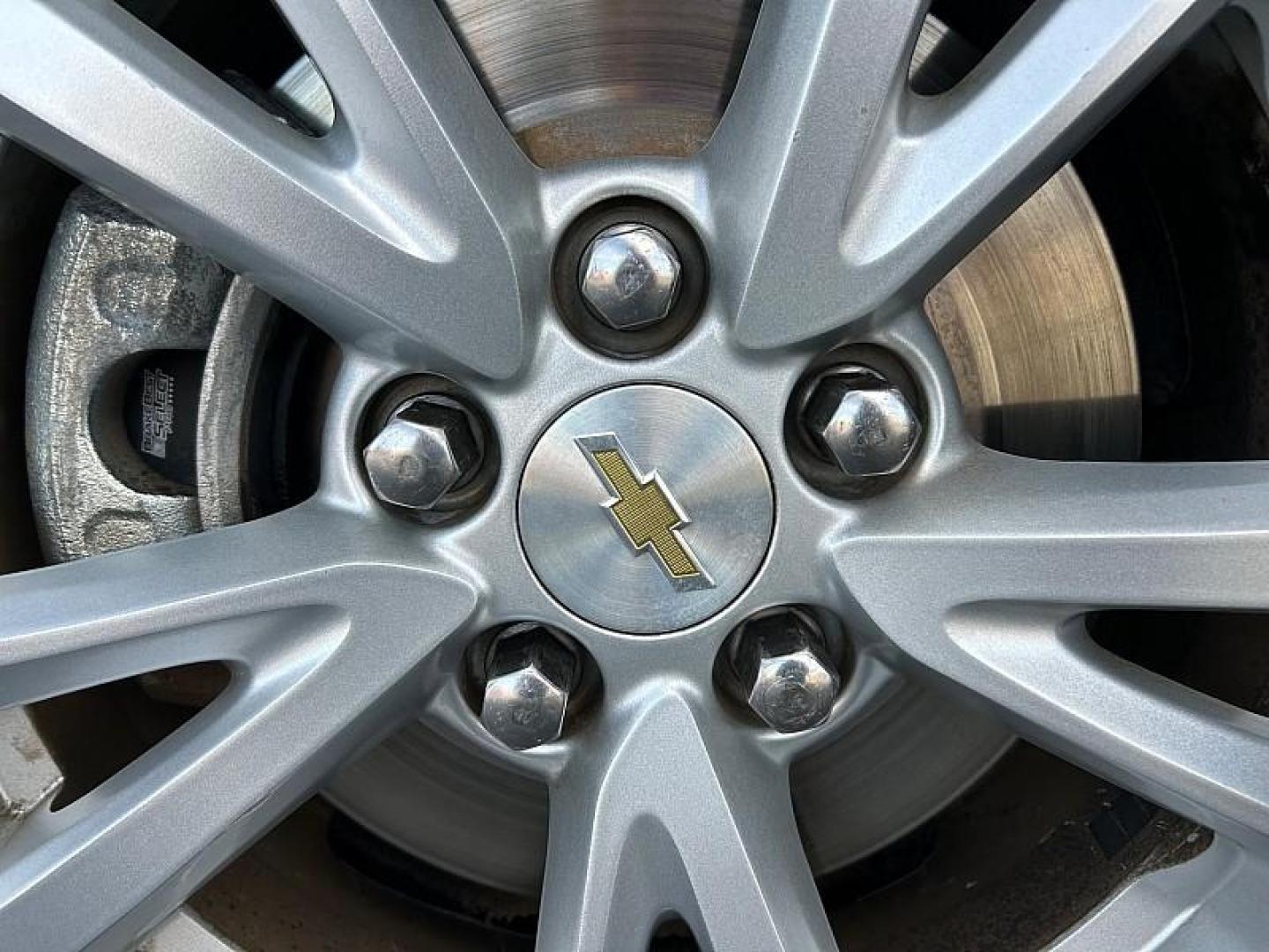 2017 WHITE Chevrolet Equinox (2GNALCEK2H1) with an 4-Cyl 2.4 Liter engine, Auto 6-Spd w/OD transmission, located at 412 Auto Vista Drive, Palmdale, 93551, (661) 945-0620, 34.592636, -118.136681 - Photo#10