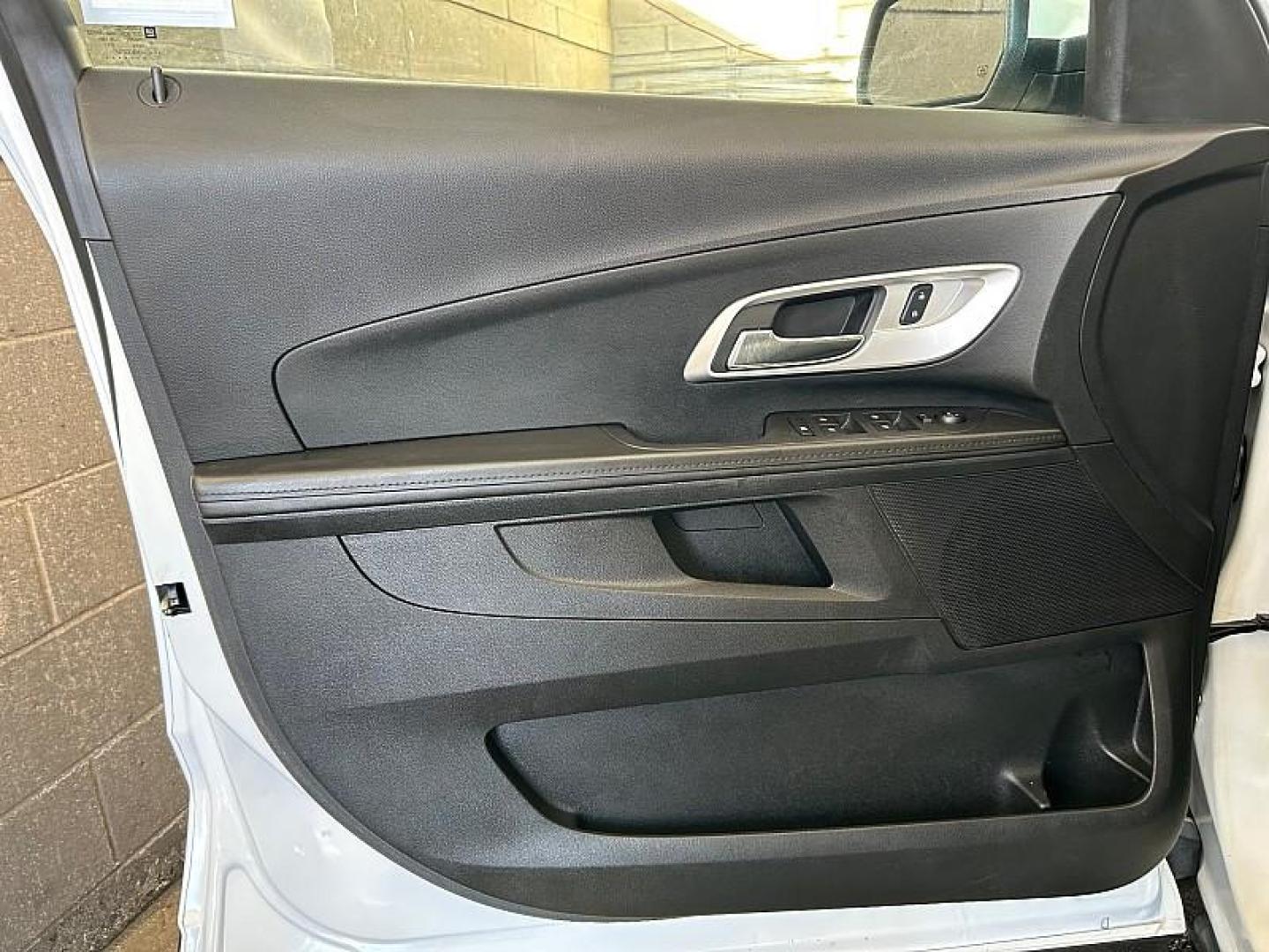 2017 WHITE Chevrolet Equinox (2GNALCEK2H1) with an 4-Cyl 2.4 Liter engine, Auto 6-Spd w/OD transmission, located at 412 Auto Vista Drive, Palmdale, 93551, (661) 945-0620, 34.592636, -118.136681 - Photo#16