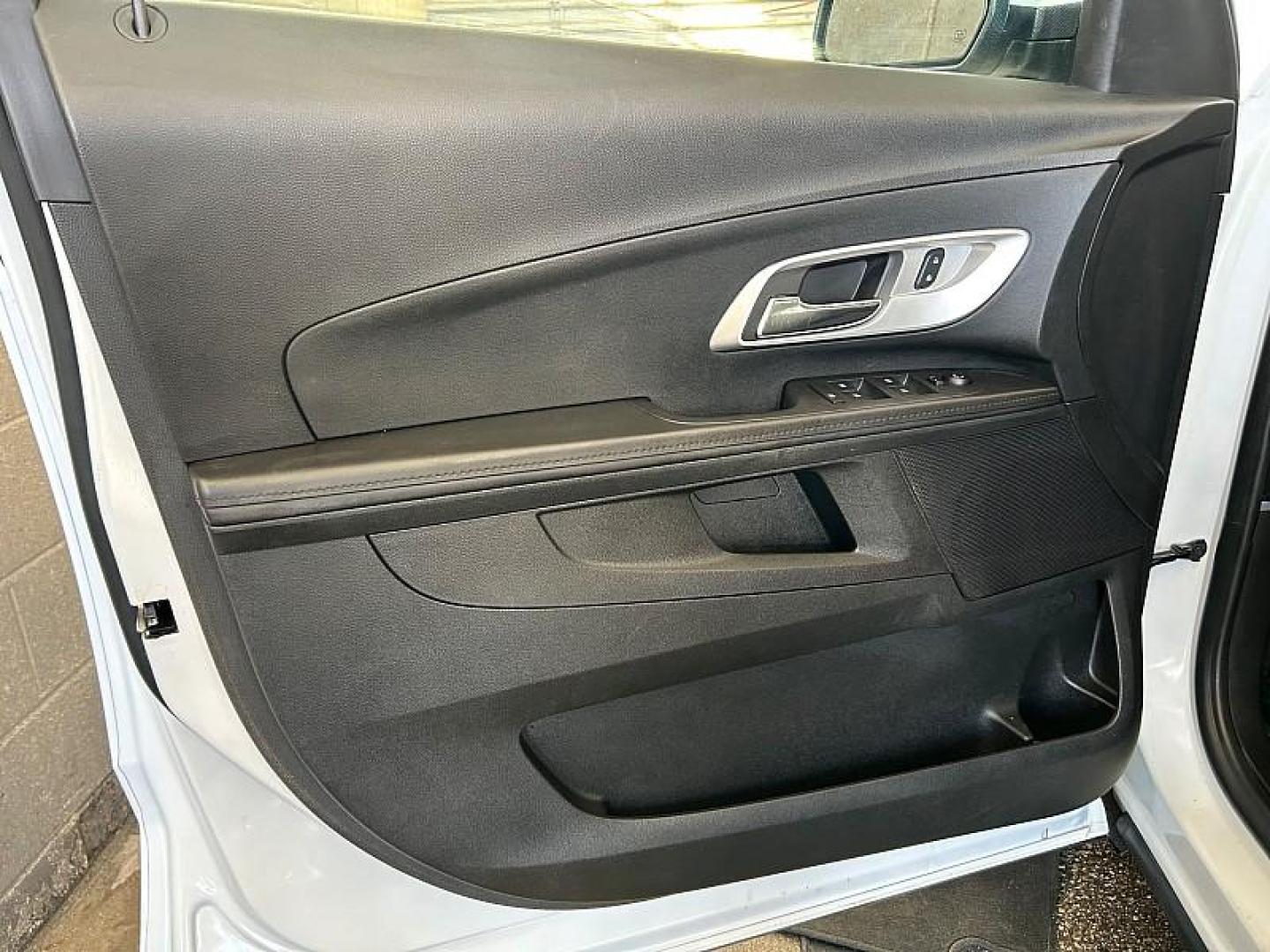 2017 WHITE Chevrolet Equinox (2GNALCEK2H1) with an 4-Cyl 2.4 Liter engine, Auto 6-Spd w/OD transmission, located at 412 Auto Vista Drive, Palmdale, 93551, (661) 945-0620, 34.592636, -118.136681 - Photo#20