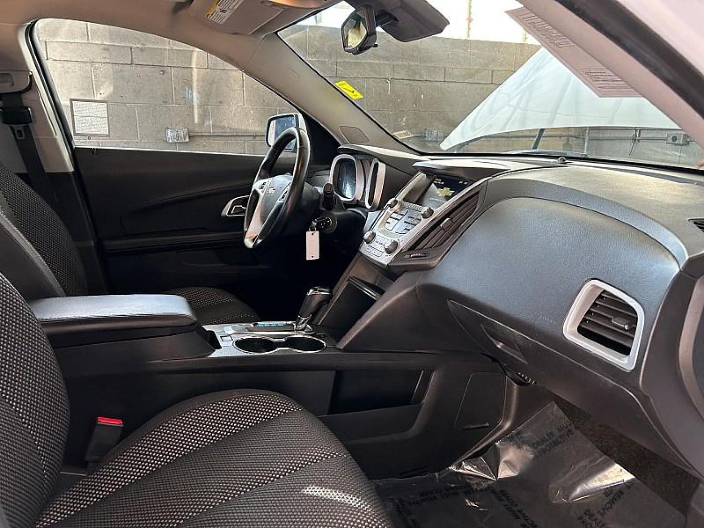 2017 WHITE Chevrolet Equinox (2GNALCEK2H1) with an 4-Cyl 2.4 Liter engine, Auto 6-Spd w/OD transmission, located at 412 Auto Vista Drive, Palmdale, 93551, (661) 945-0620, 34.592636, -118.136681 - Photo#24