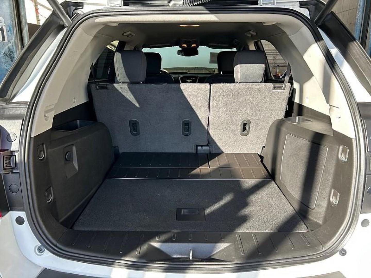 2017 WHITE Chevrolet Equinox (2GNALCEK2H1) with an 4-Cyl 2.4 Liter engine, Auto 6-Spd w/OD transmission, located at 412 Auto Vista Drive, Palmdale, 93551, (661) 945-0620, 34.592636, -118.136681 - Photo#28