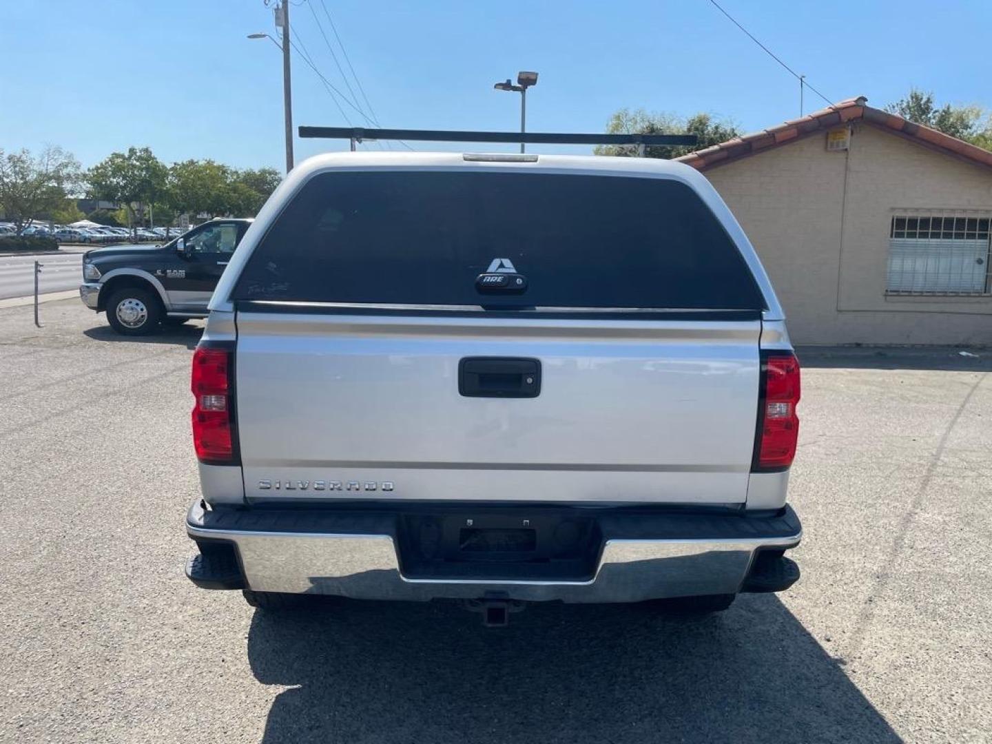 2017 Silver Ice Metallic Chevrolet Silverado 1500 LT (3GCUKREC0HG) with an 5.3L EcoTec3 5.3L V8 355hp 383ft. lbs. Direct Injection engine, 6-Speed Shiftable Automatic w/Overdrive transmission, located at 800 Riverside Ave, Roseville, CA, 95678, 916-773-4549 & Toll Free: 866-719-4393, 38.732265, -121.291039 - 4X4 CREW CAB LT SERVICE RECORDS ON CLEAN CARFAX - Photo#3